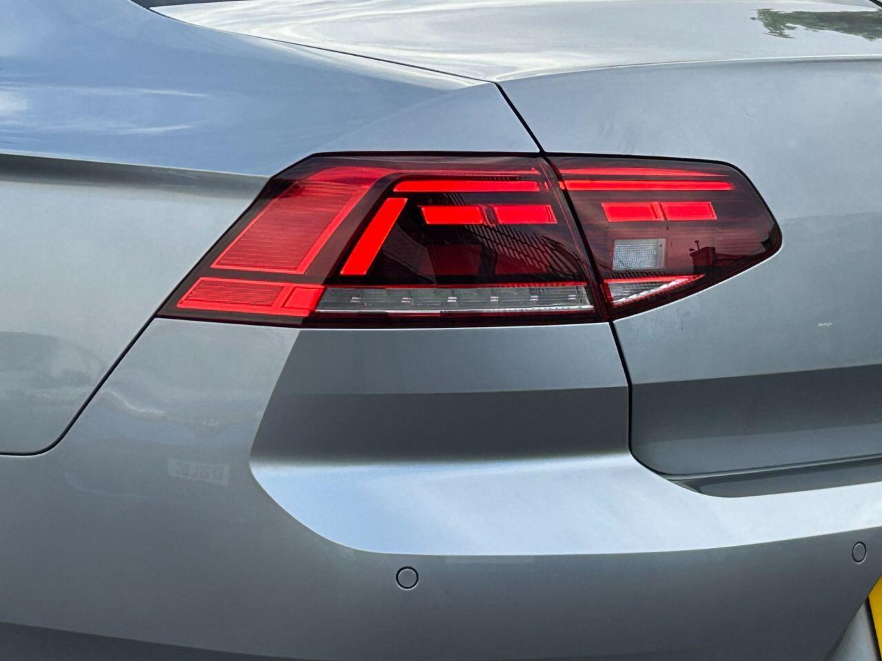Volkswagen Passat - Image 12
