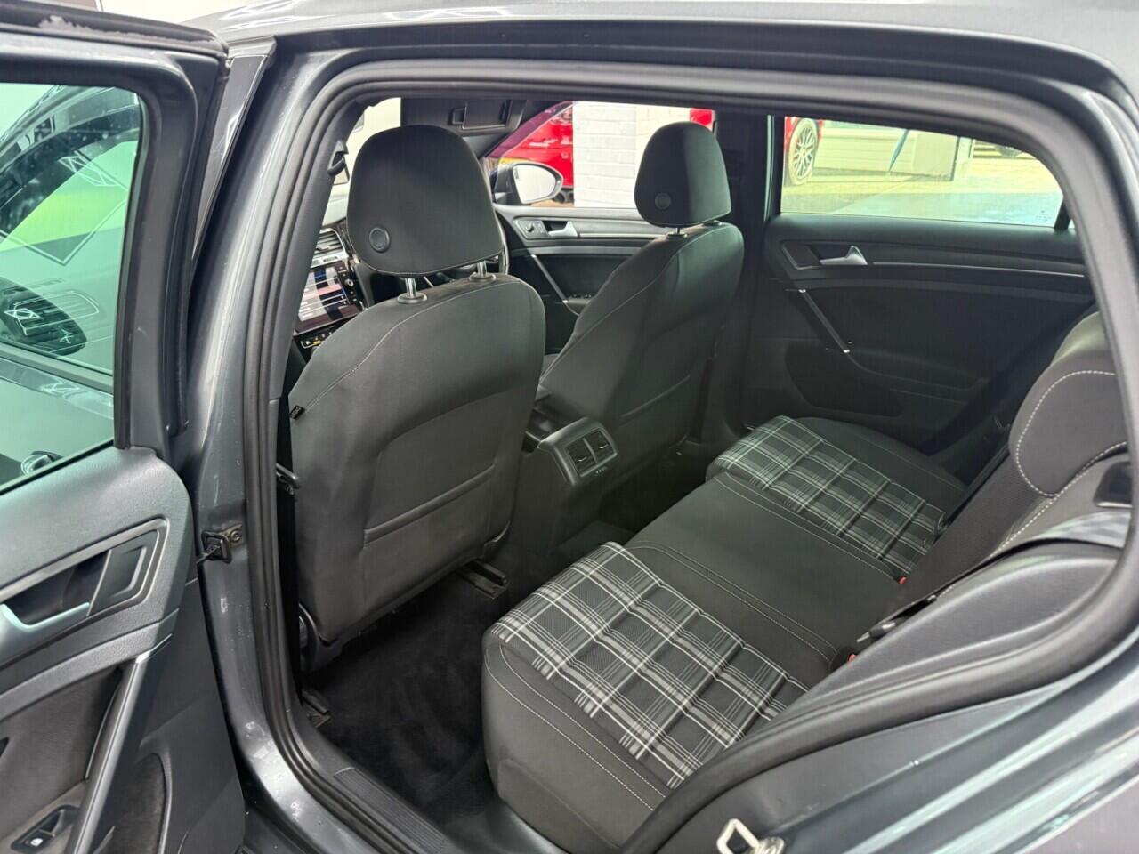 Volkswagen Golf - Image 20