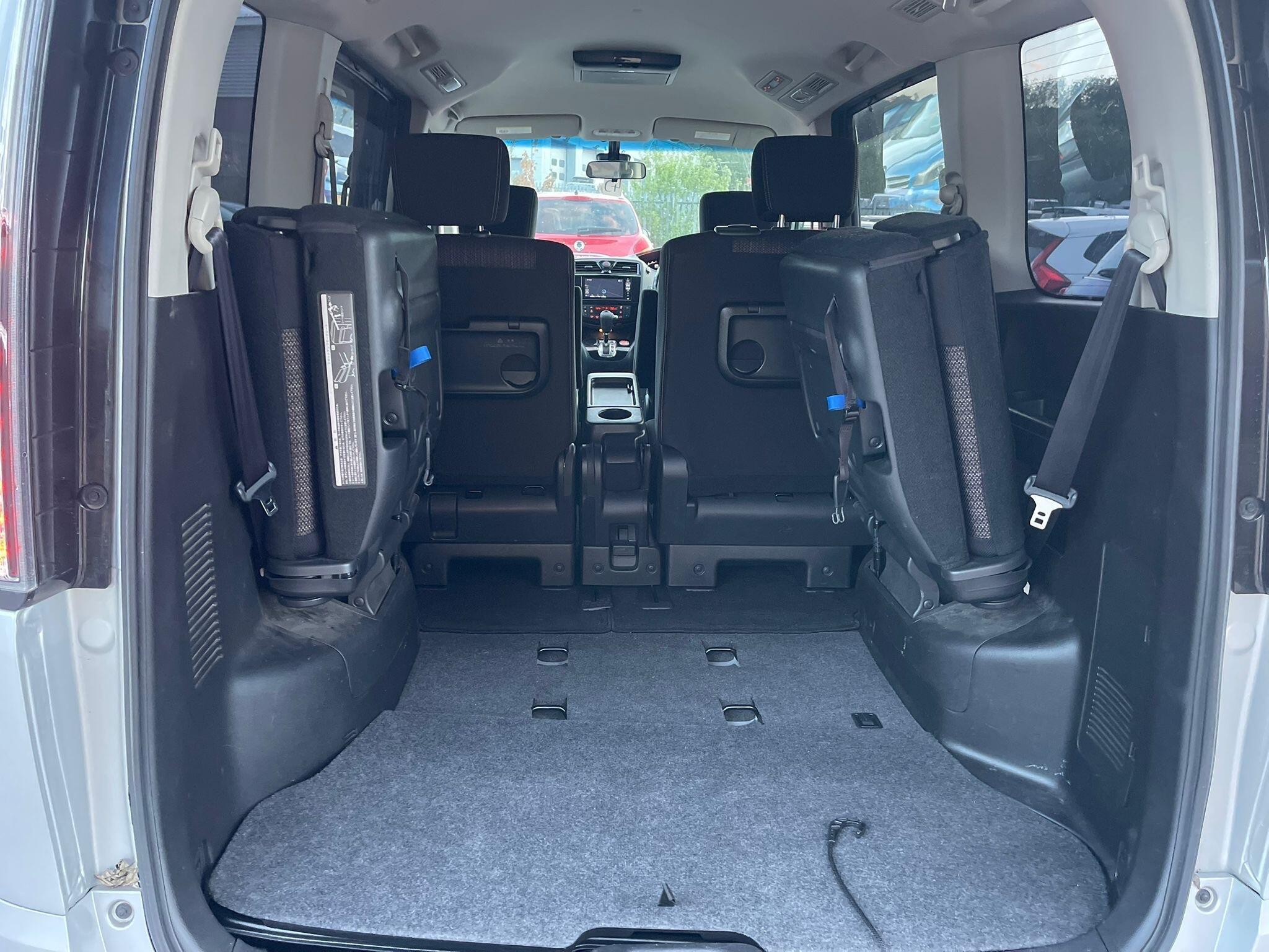 Nissan Serena - Image 8