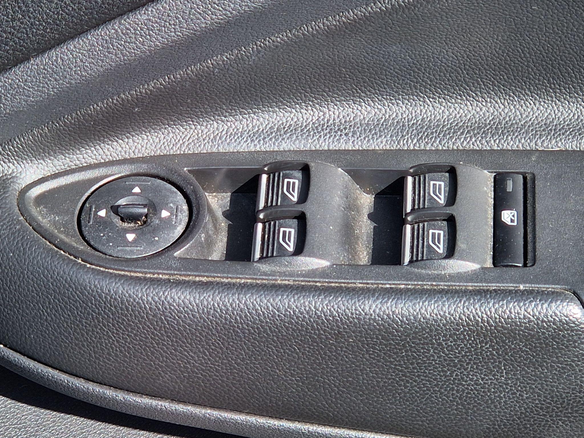 Ford Kuga - Image 31