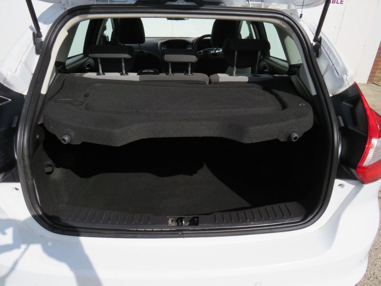 Ford Focus - Image 11