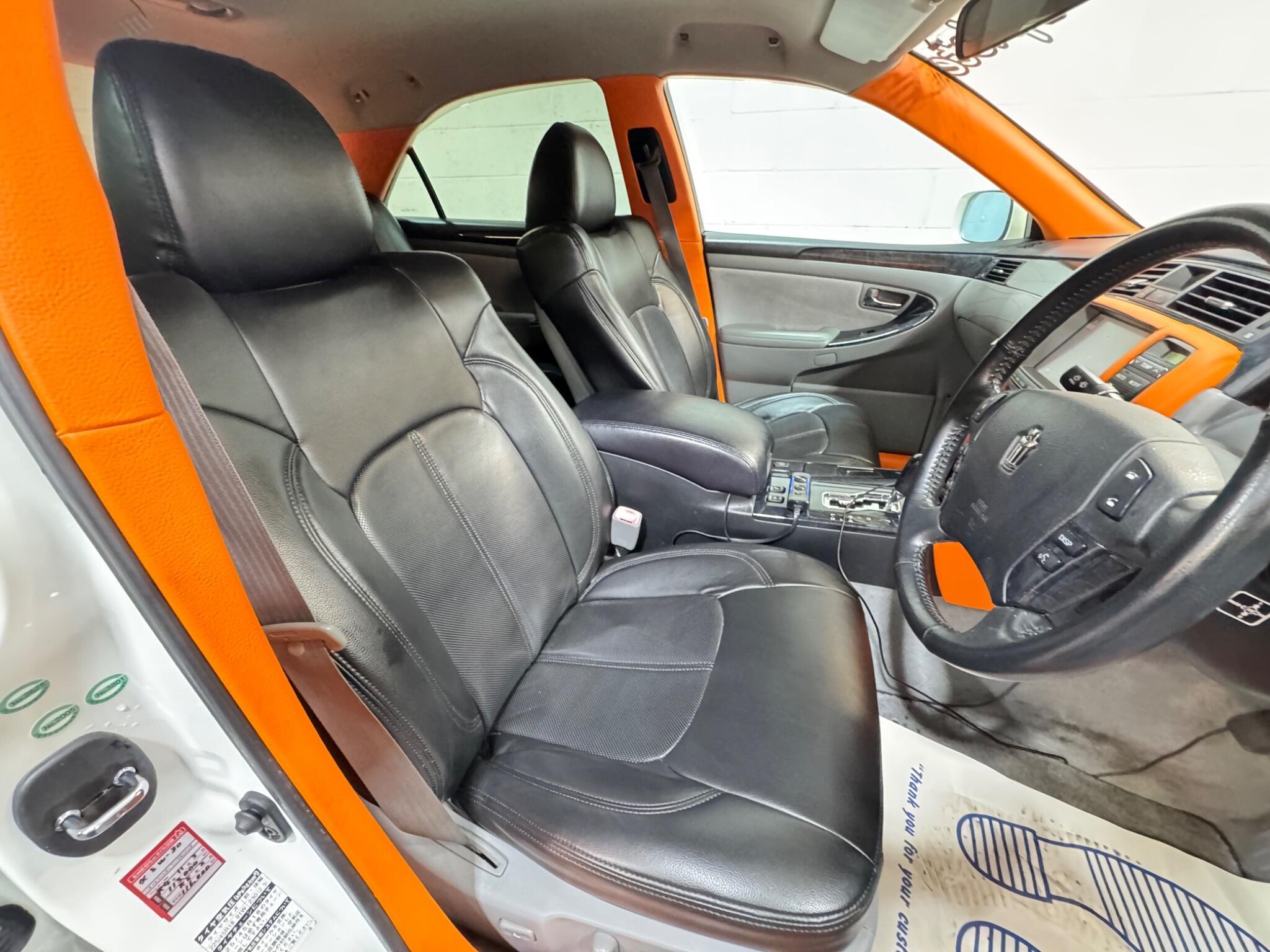 Toyota CROWN - Image 6