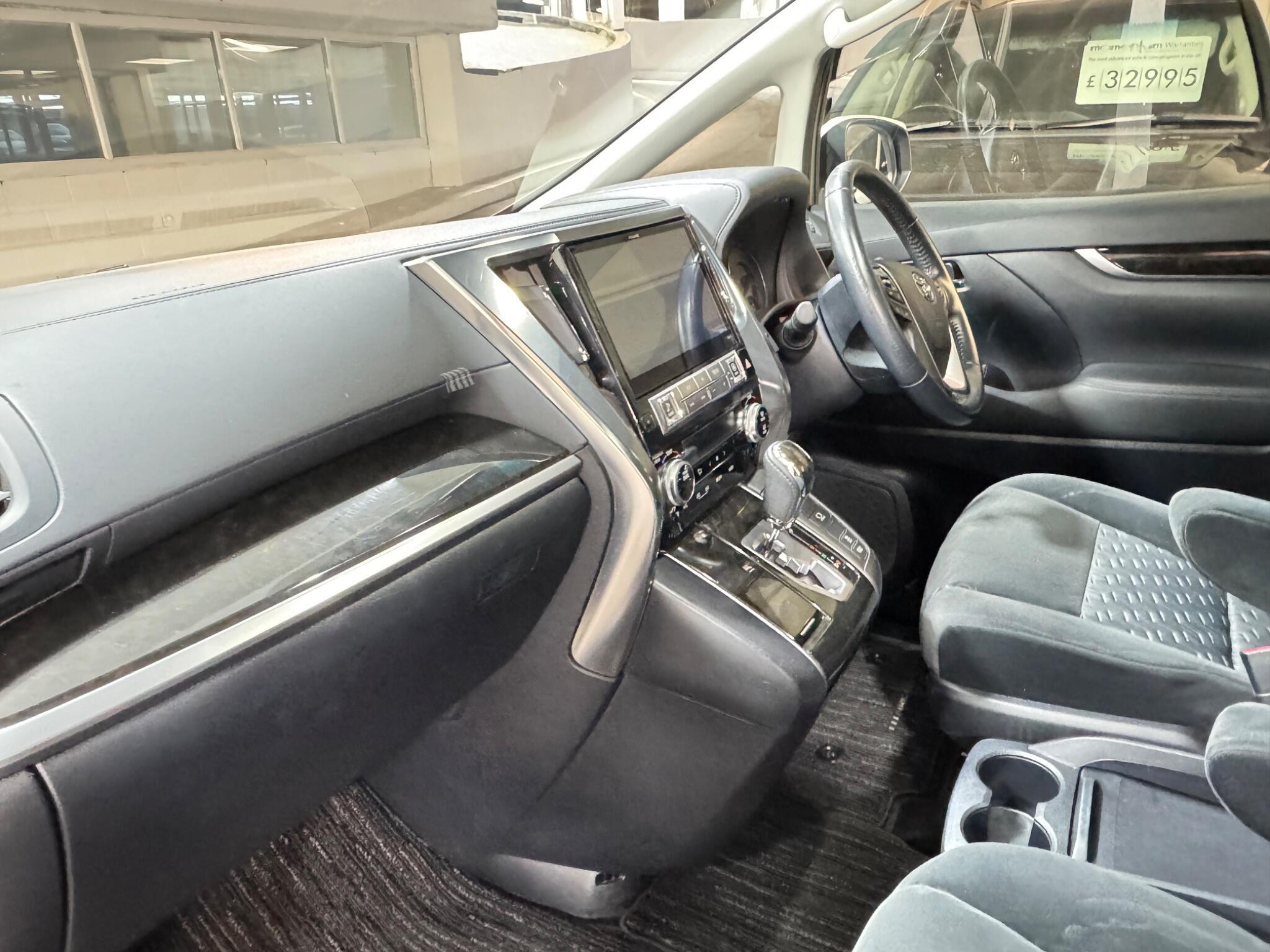 Toyota Vellfire - Image 11