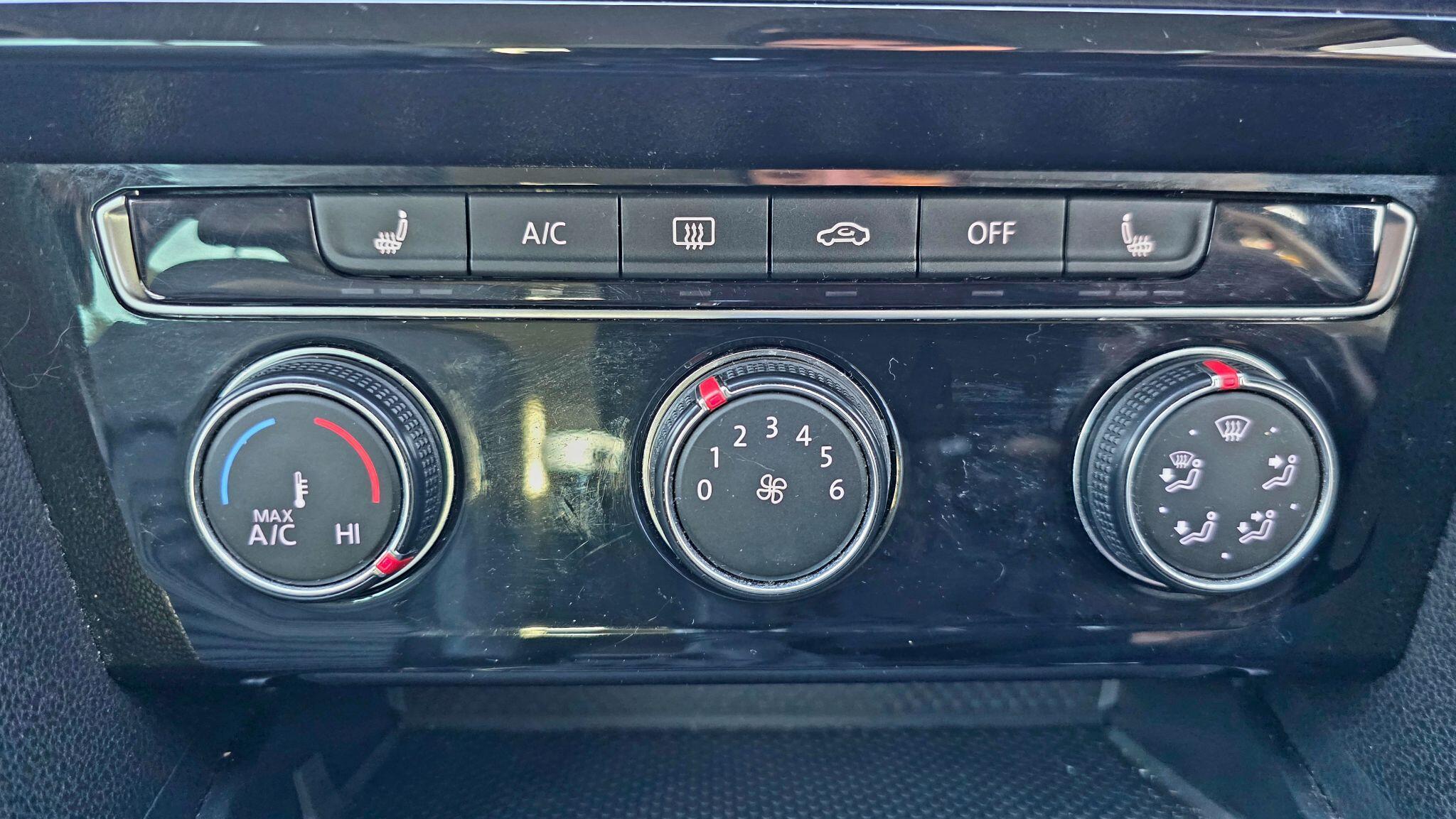 Volkswagen Passat - Image 32