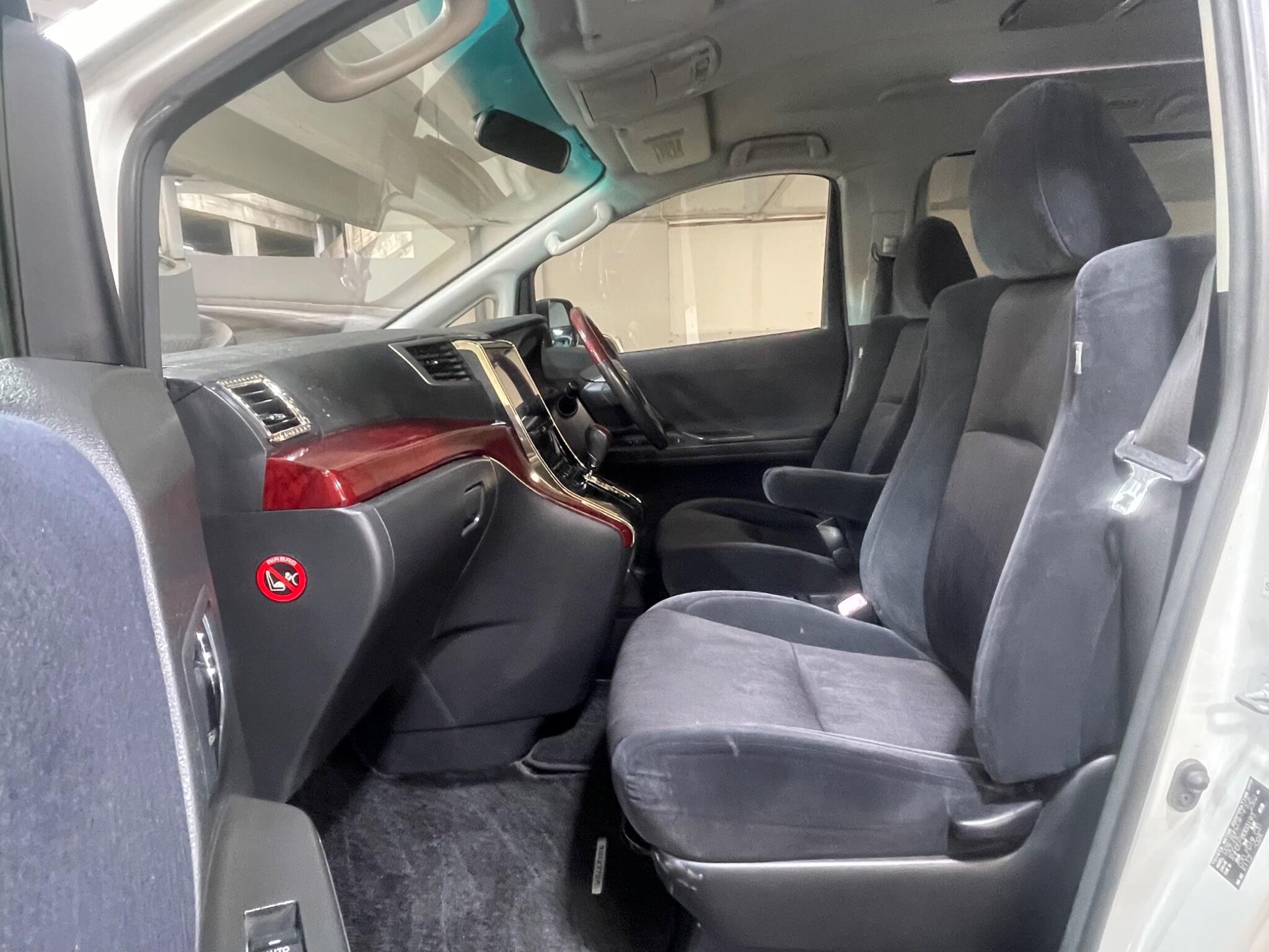 Toyota Vellfire - Image 10