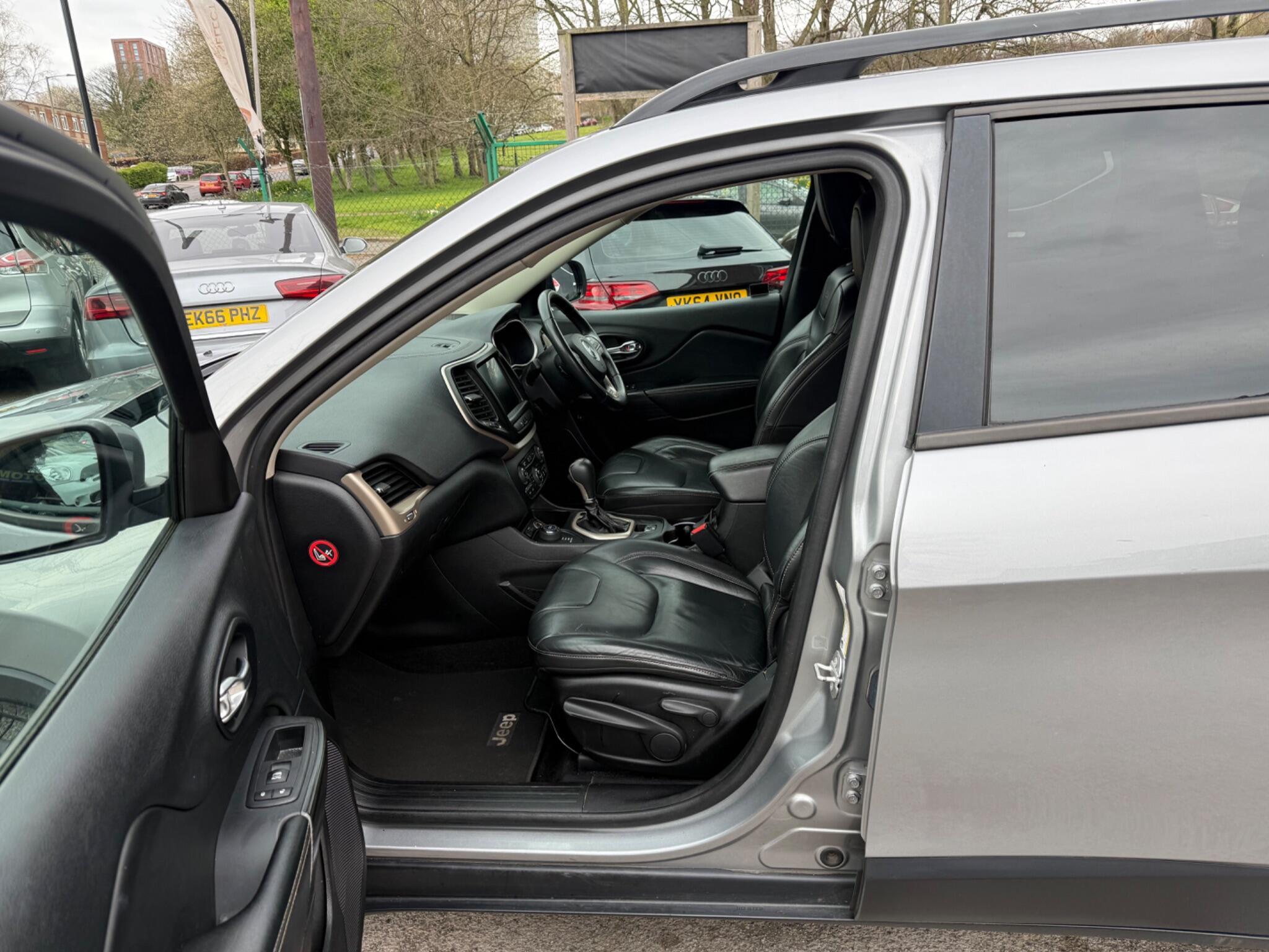 Jeep Cherokee - Image 30