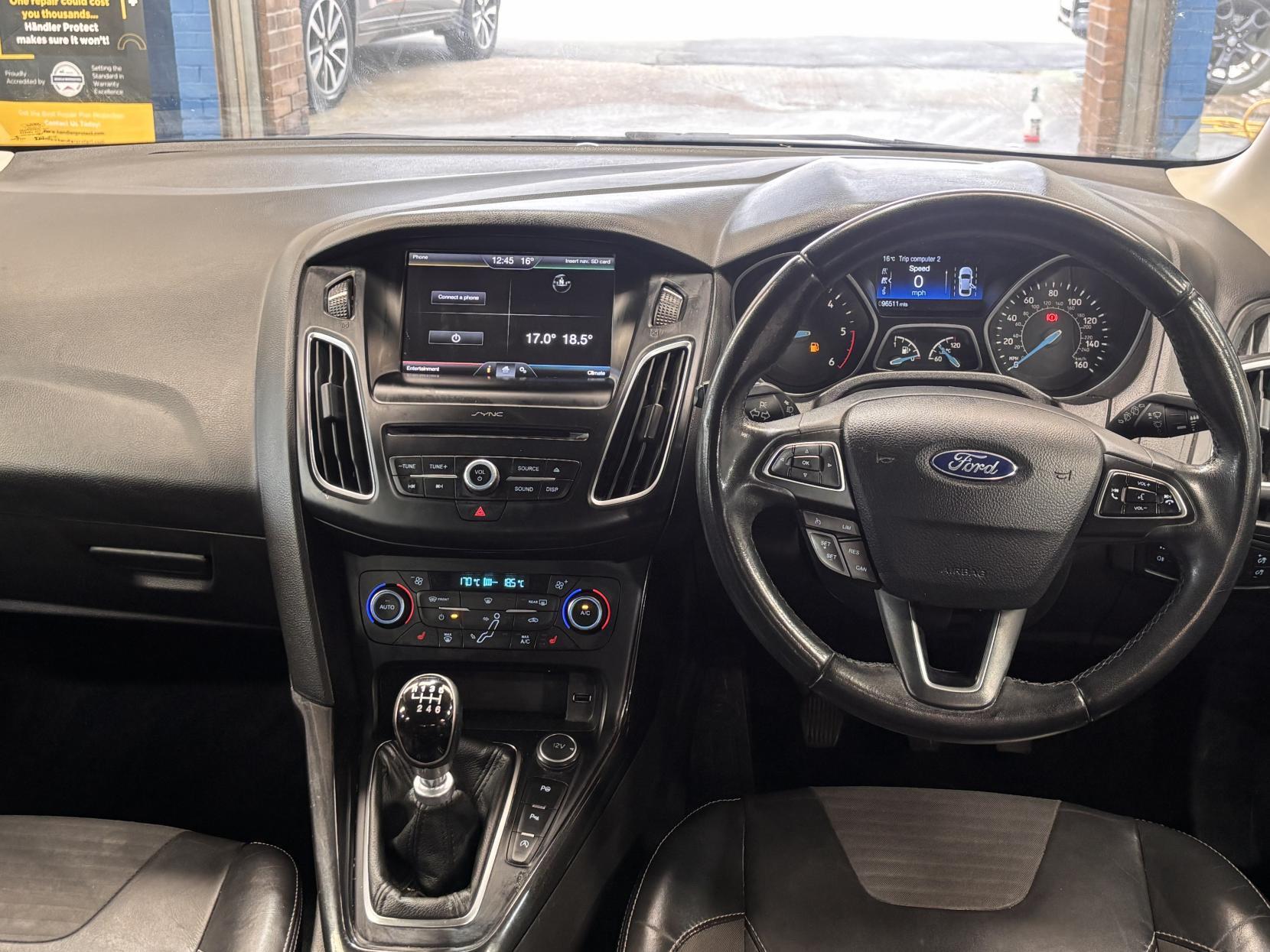 Ford Focus - Image 18