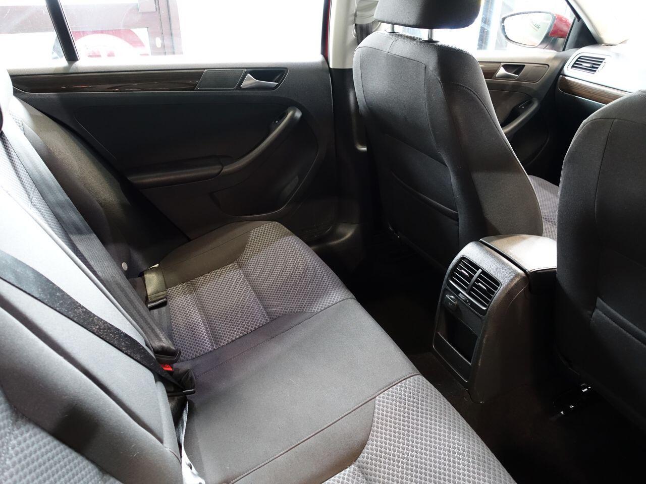 Volkswagen Jetta - Image 20