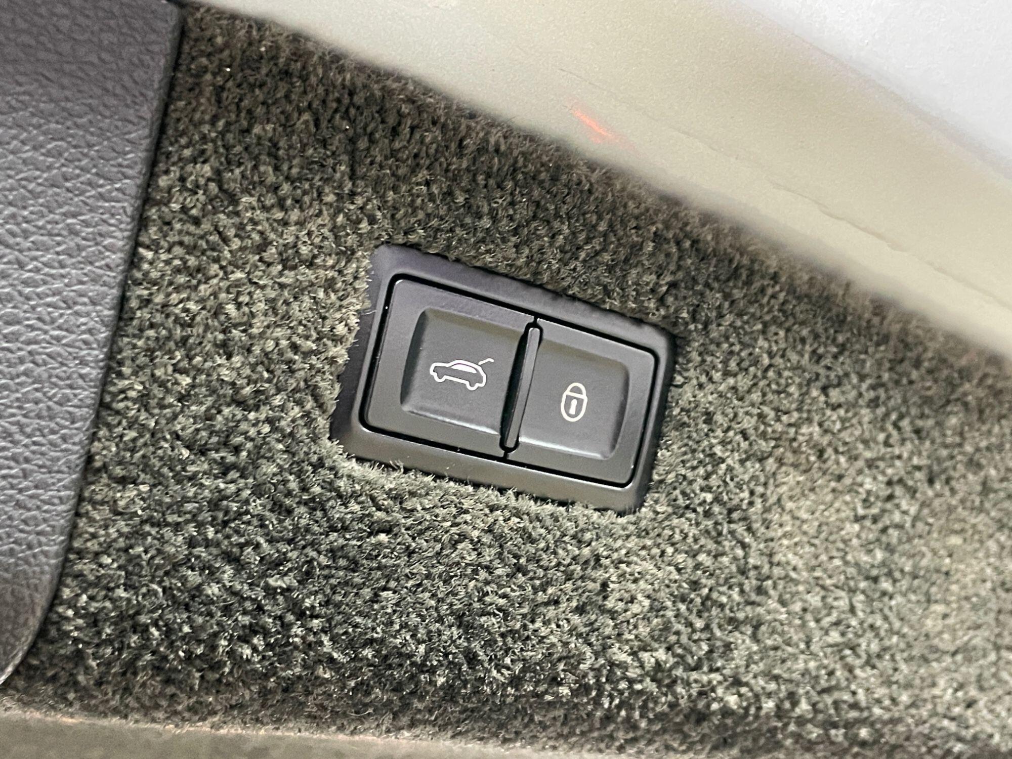 Bentley Bentayga - Image 19