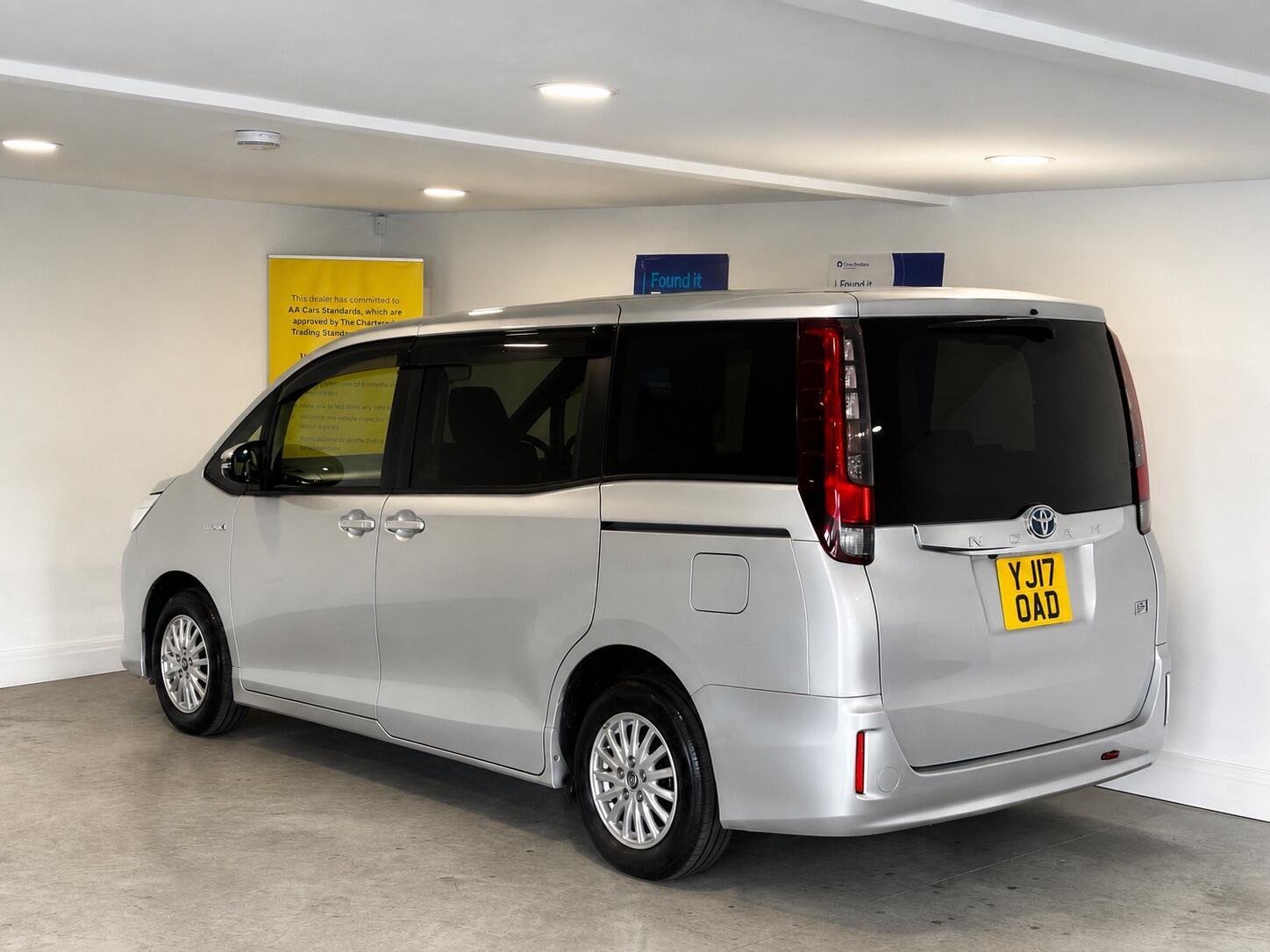 Toyota Noah - Image 4