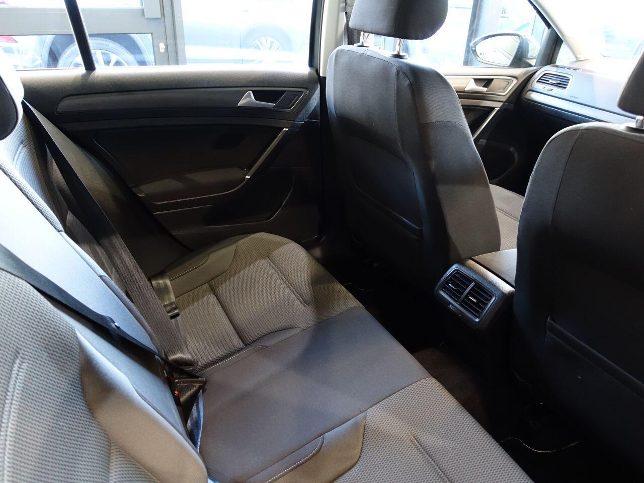 Volkswagen Golf - Image 21