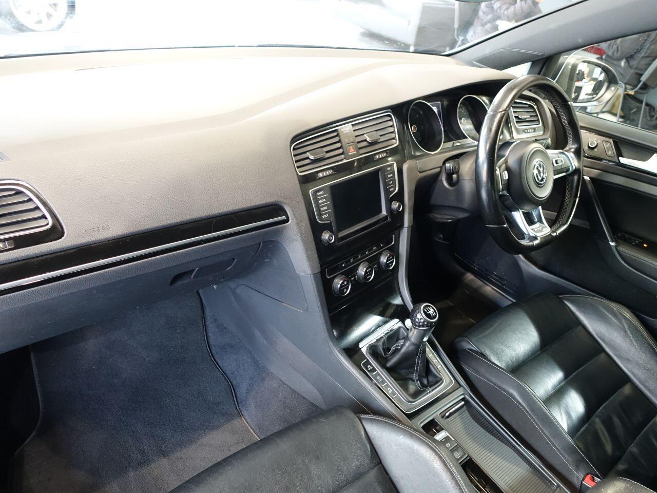 Volkswagen Golf - Image 11