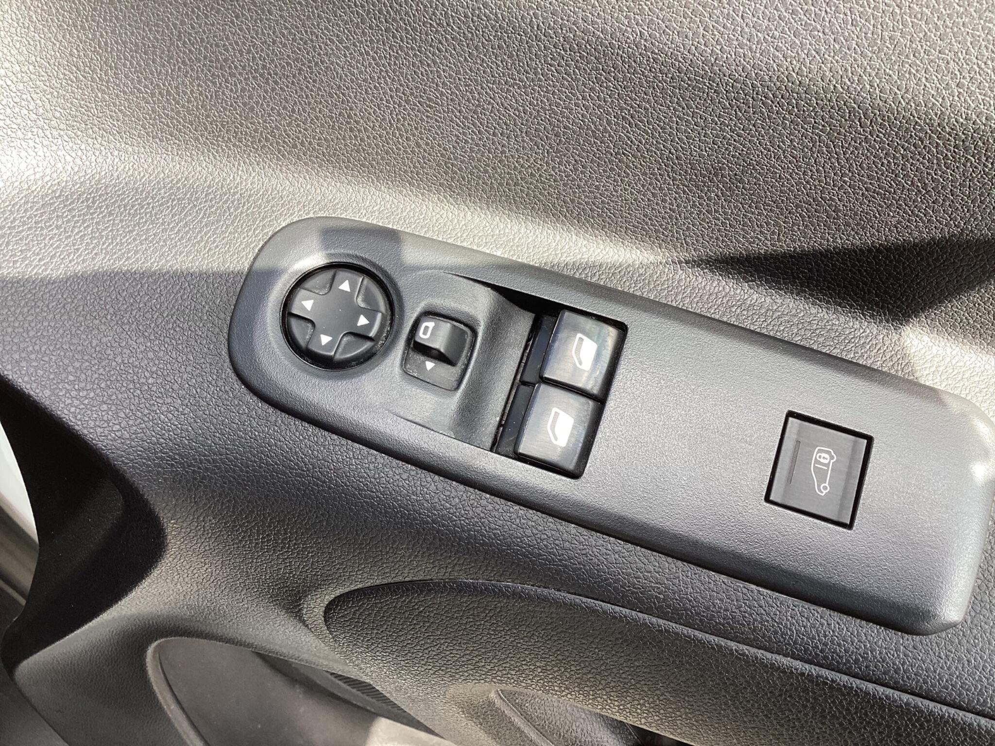 Vauxhall Combo - Image 18