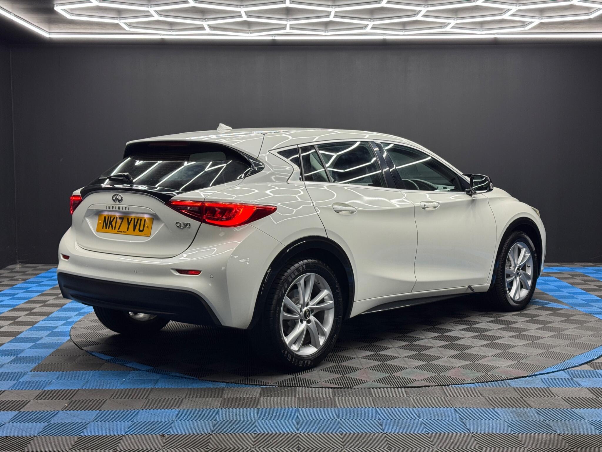 Infiniti Q30 - Image 5