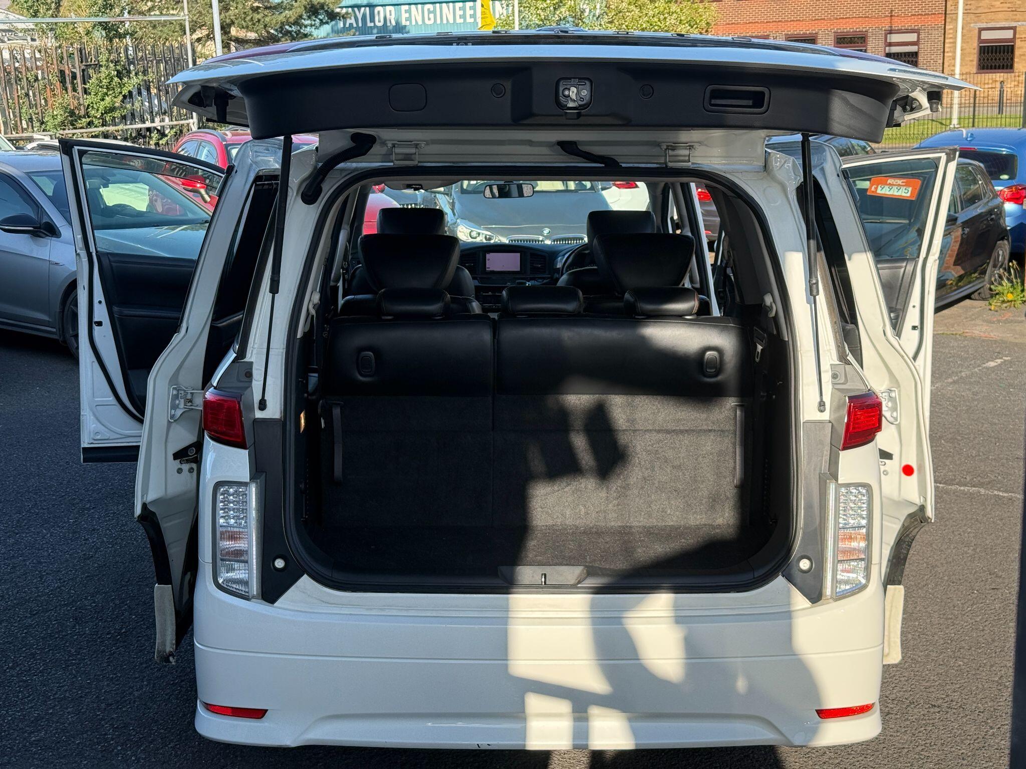Nissan Elgrand - Image 21