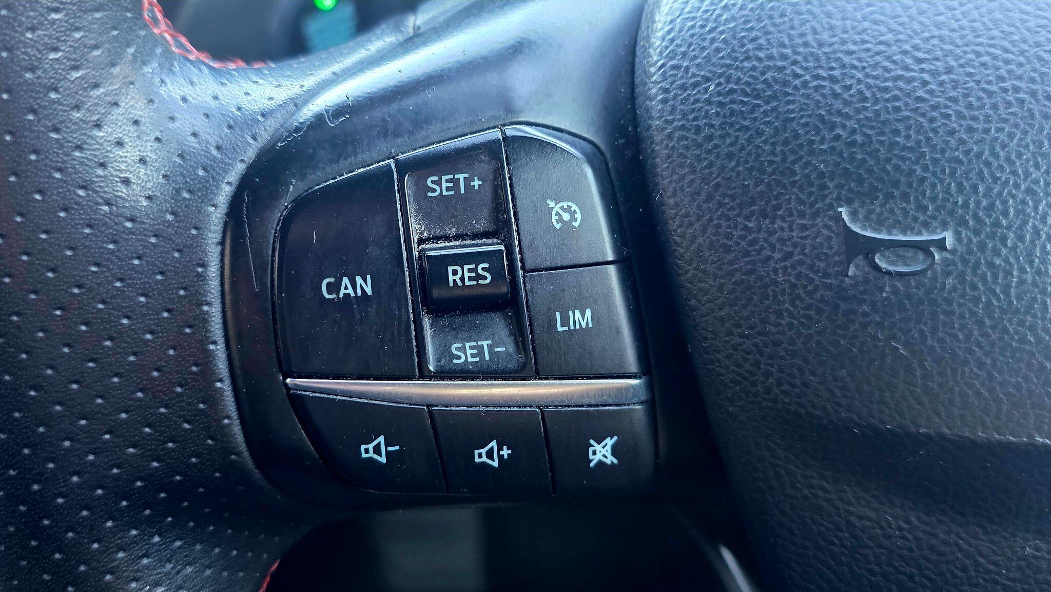 Ford Focus - Image 25