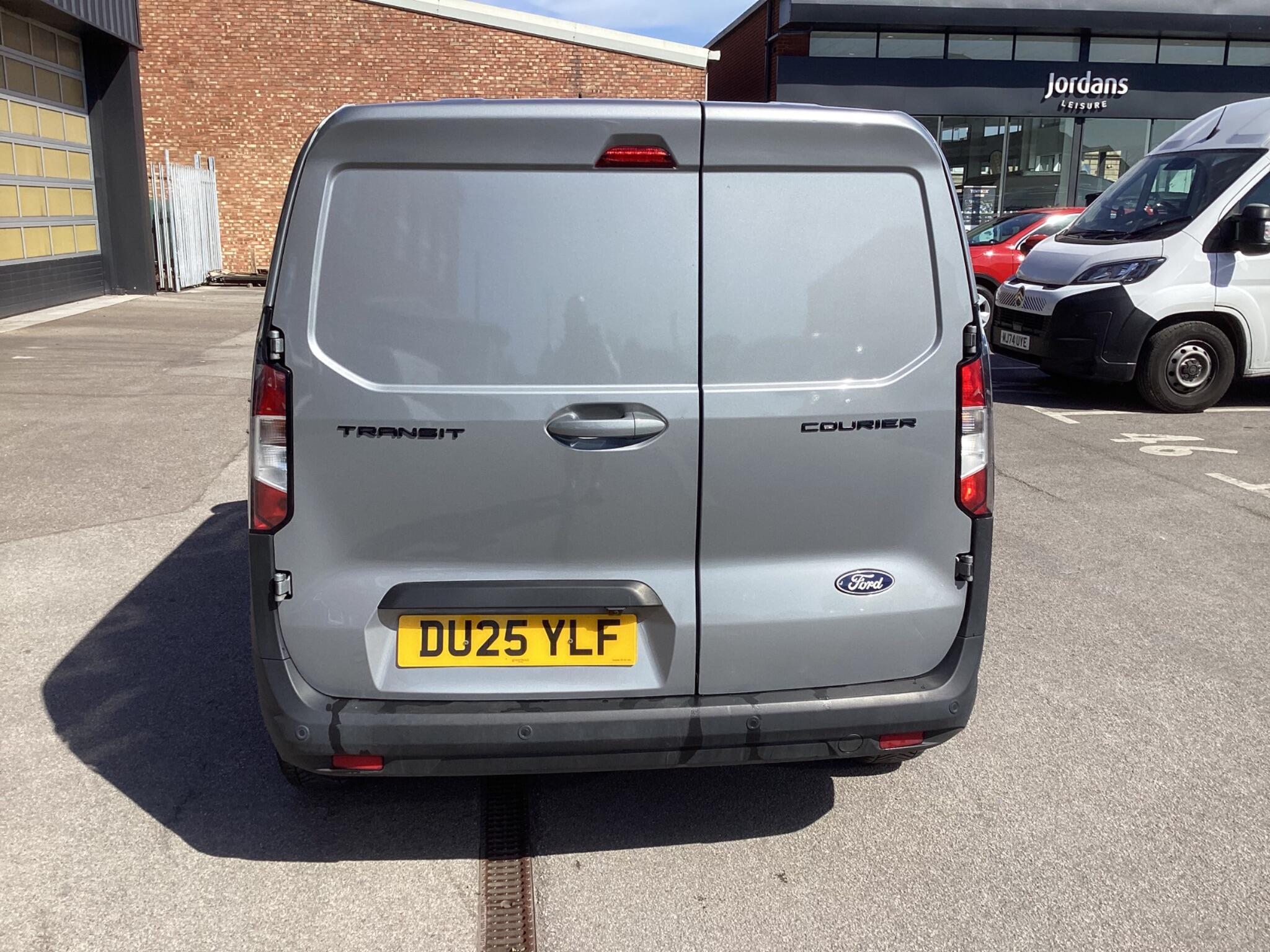 Ford Transit Courier - Image 6