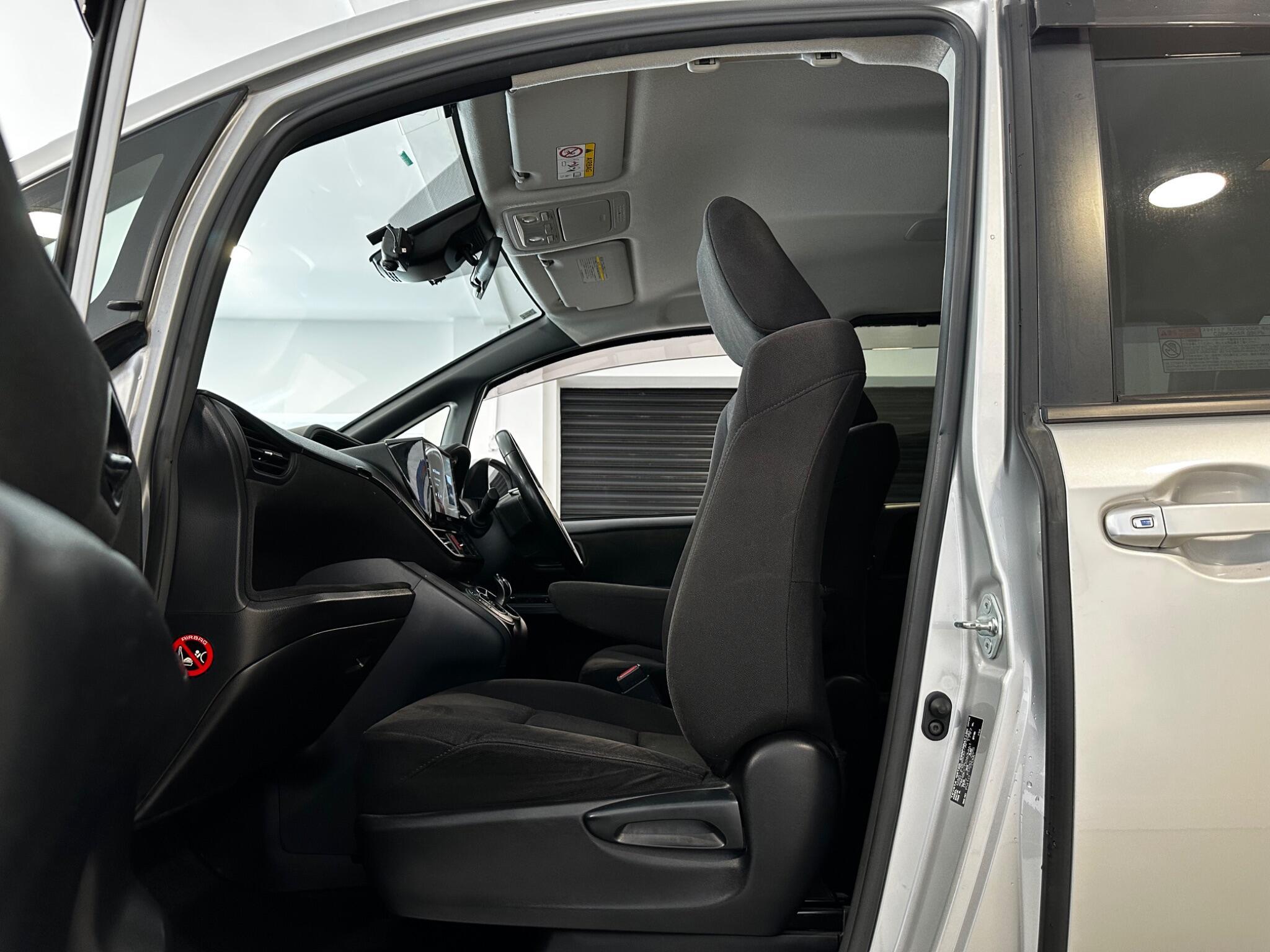 Toyota Noah - Image 13