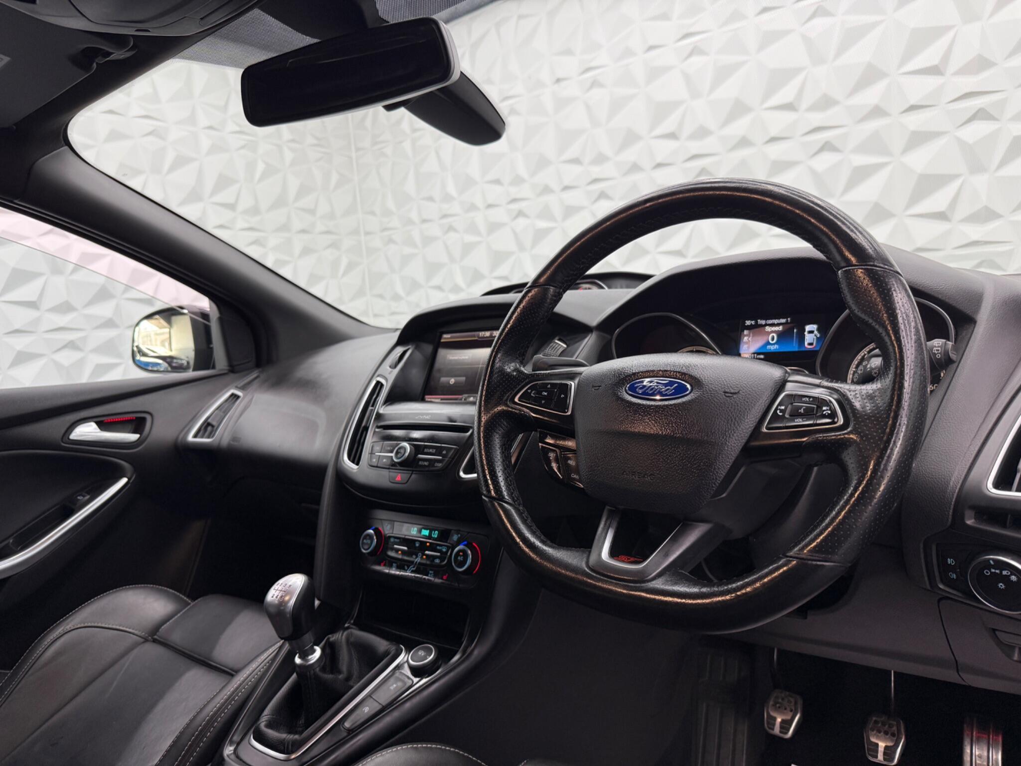 Ford Focus - Image 19