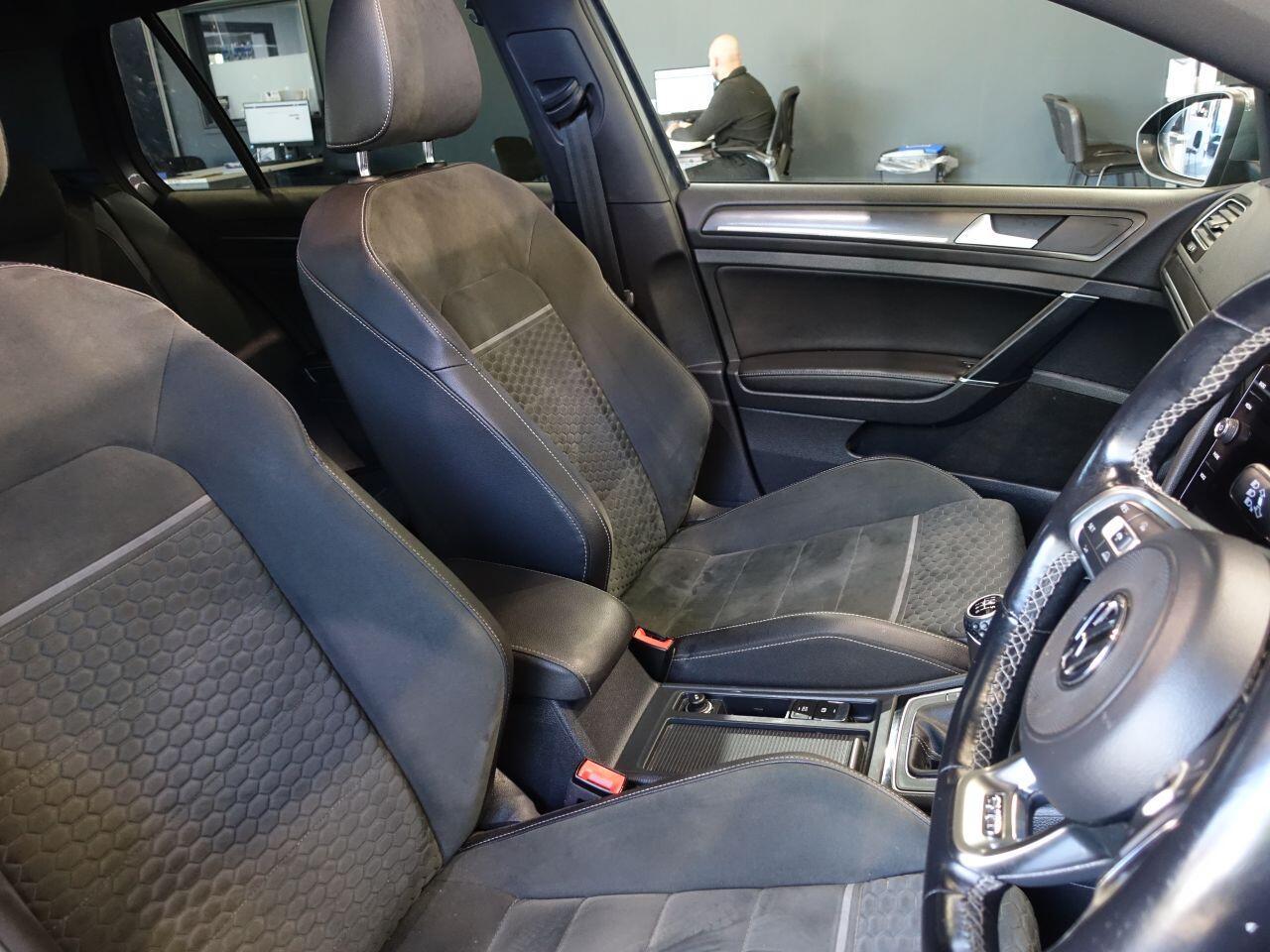 Volkswagen Golf - Image 15