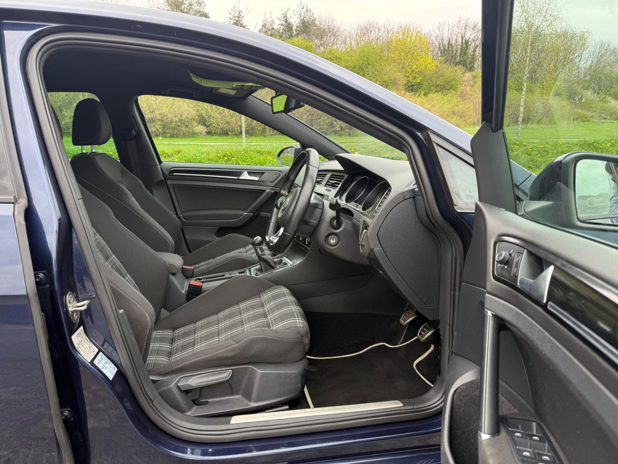 Volkswagen Golf - Image 12