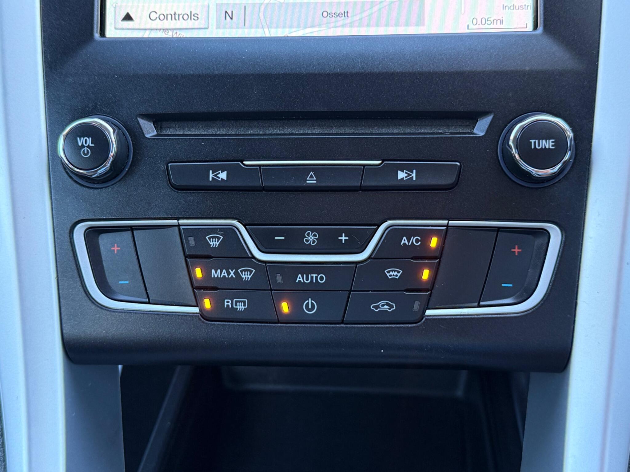 Ford Mondeo - Image 38