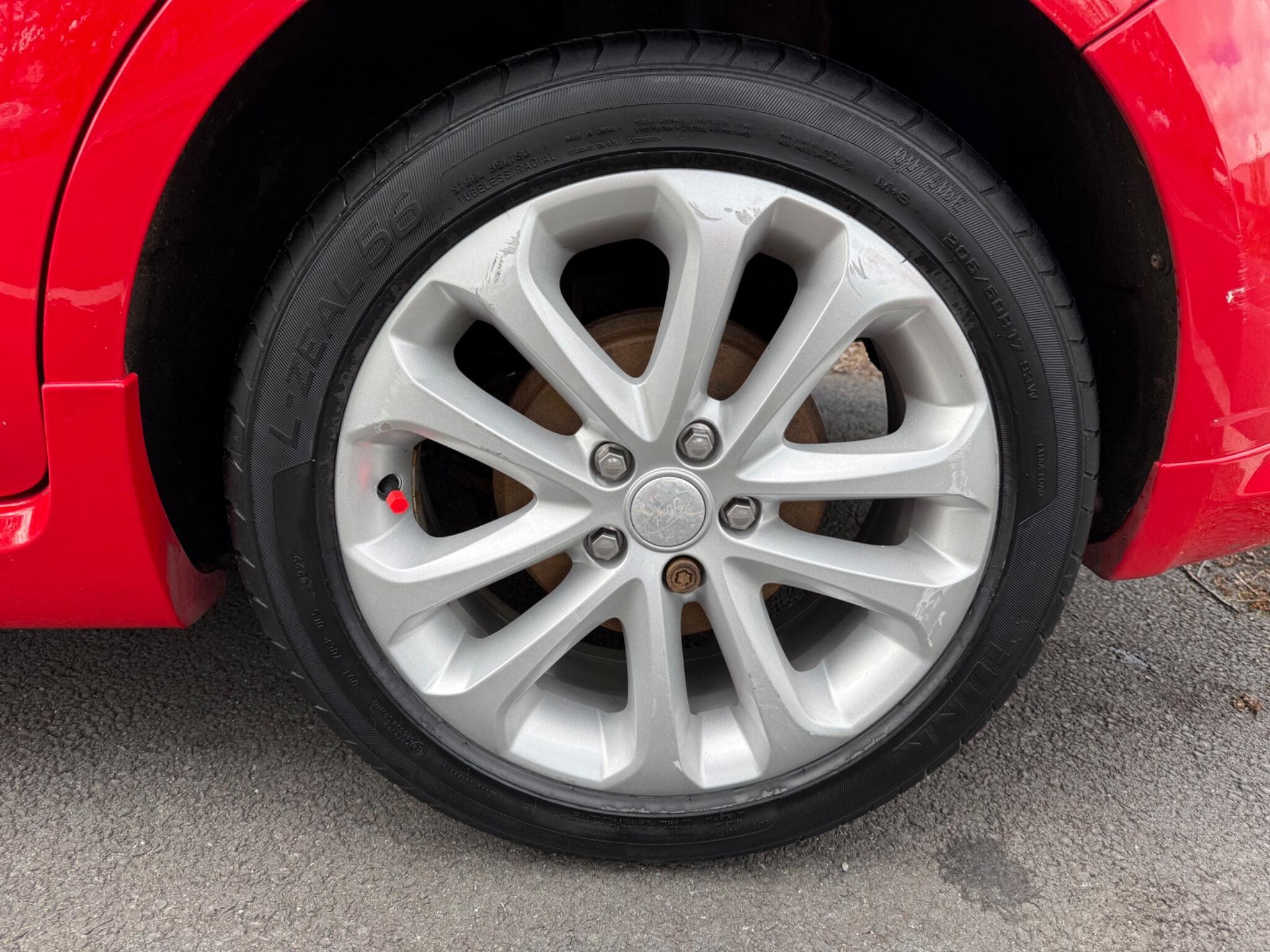 Ford Focus - Image 12