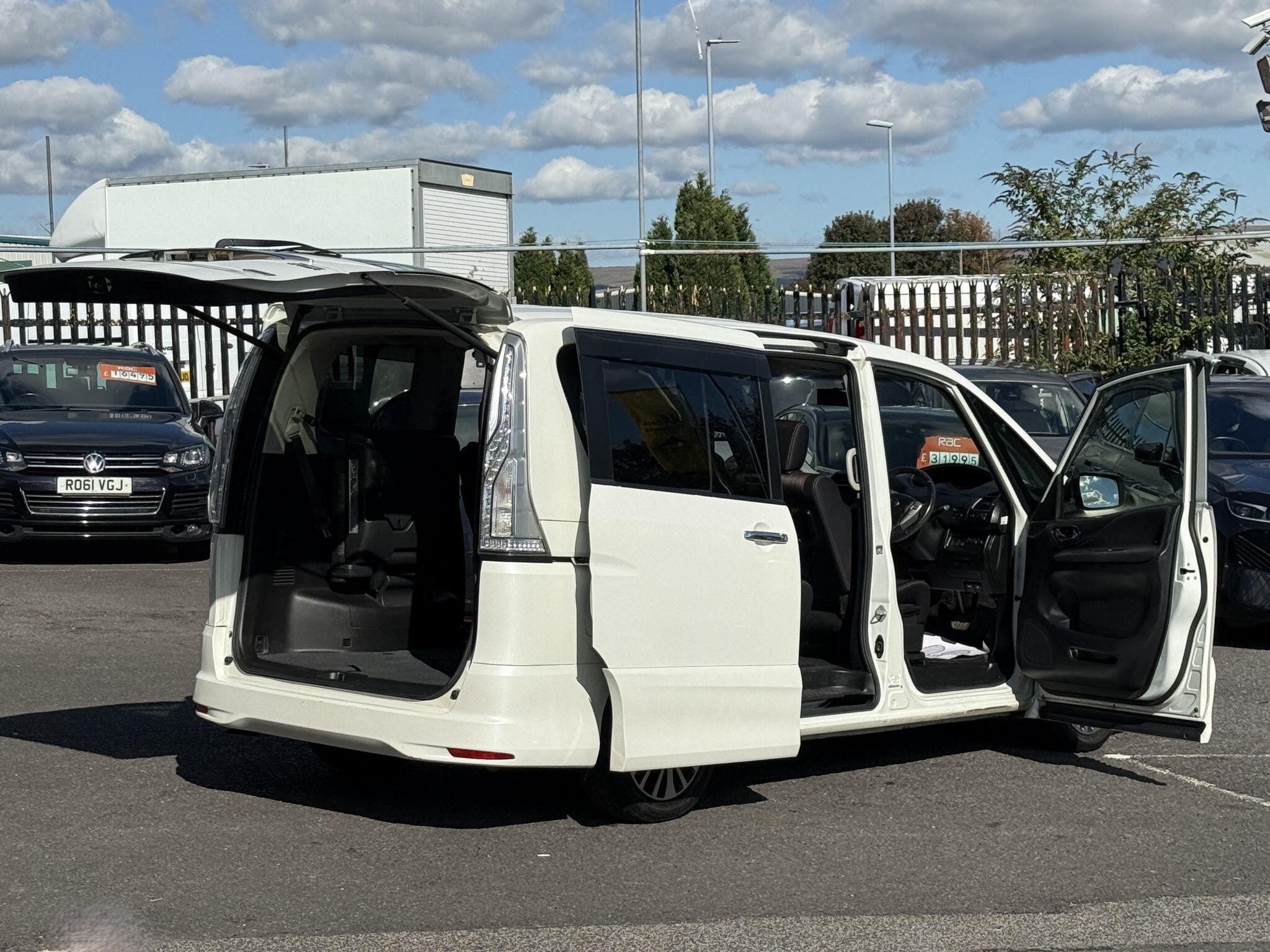 Nissan Serena - Image 2