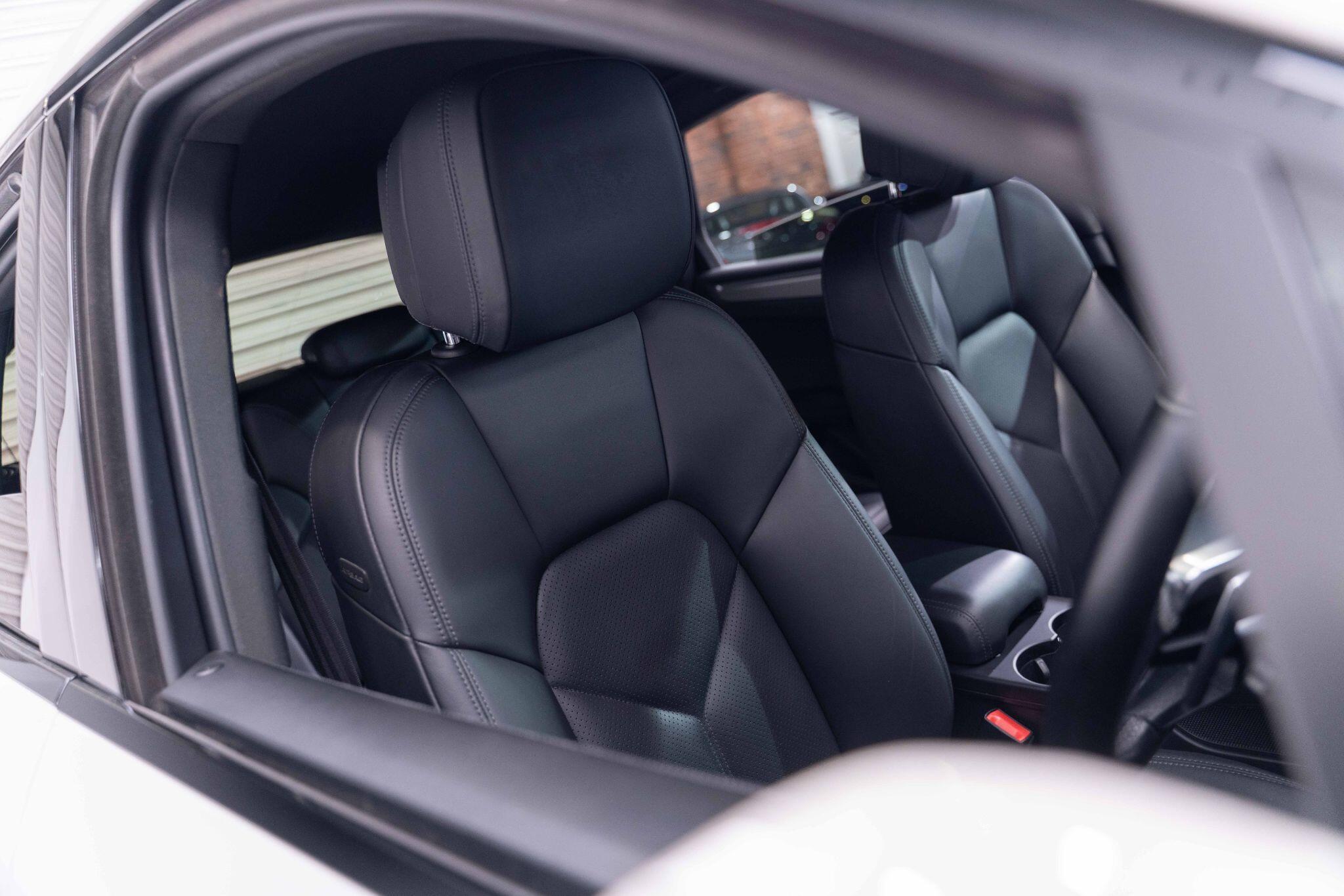 Porsche Macan - Image 4