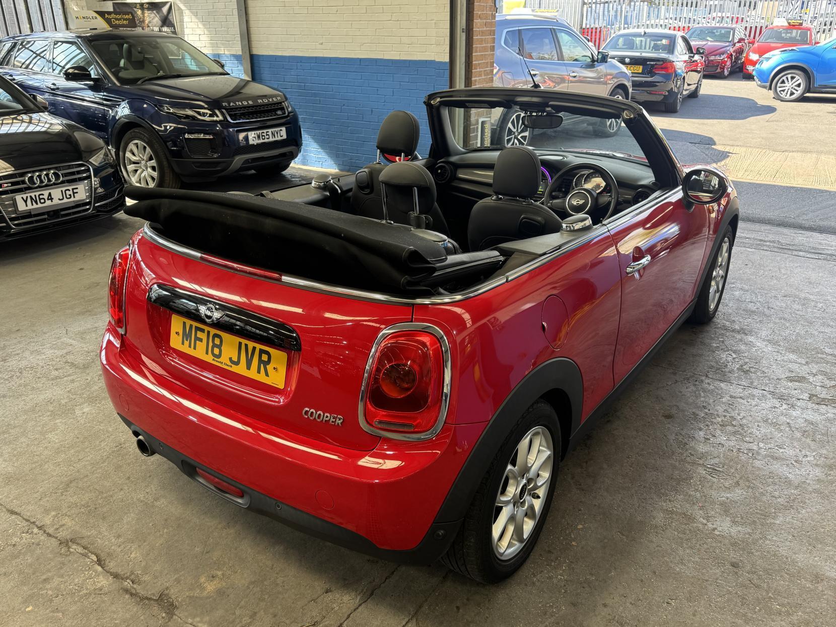 MINI Convertible - Image 9