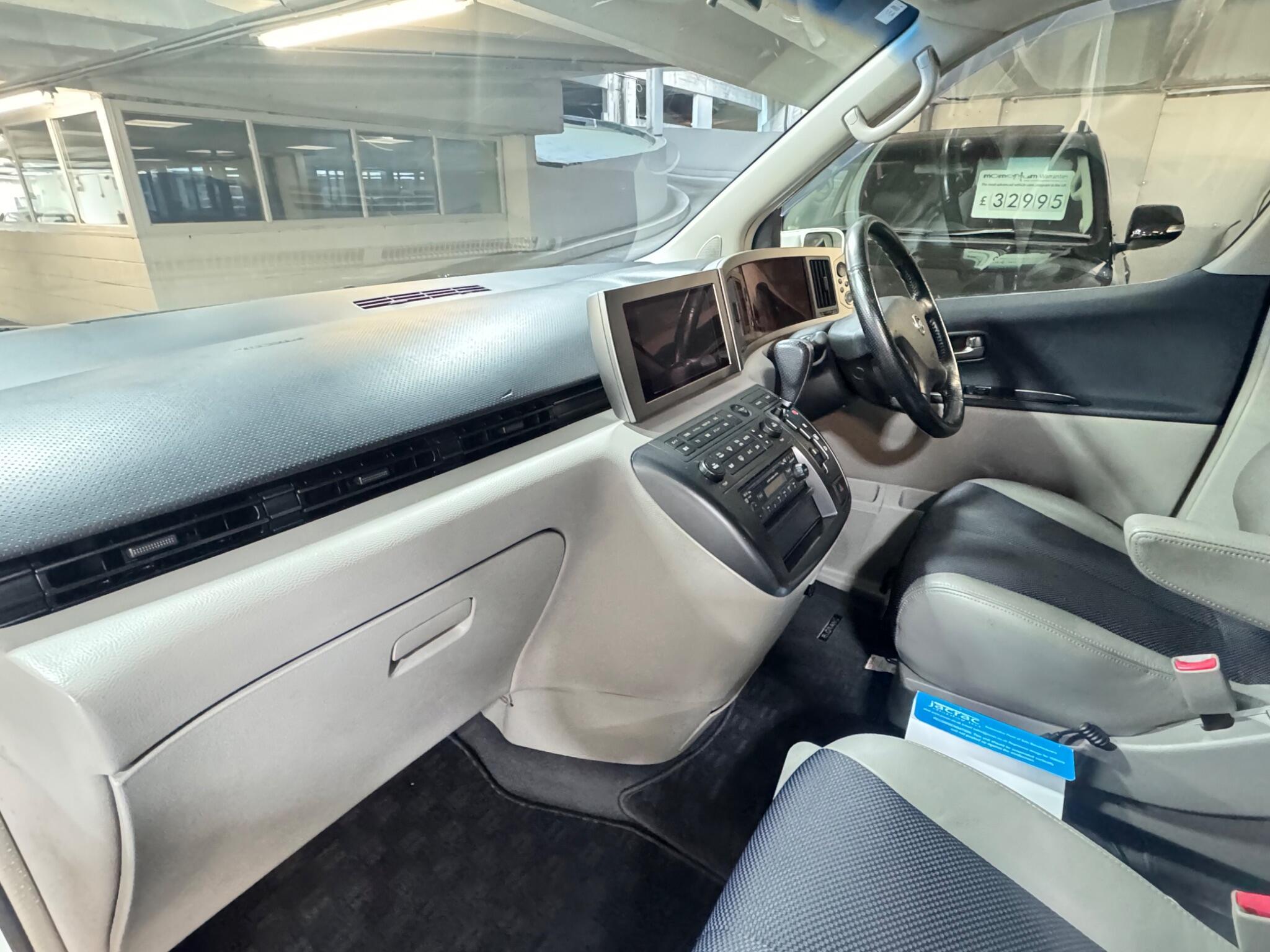 Nissan Elgrand - Image 11