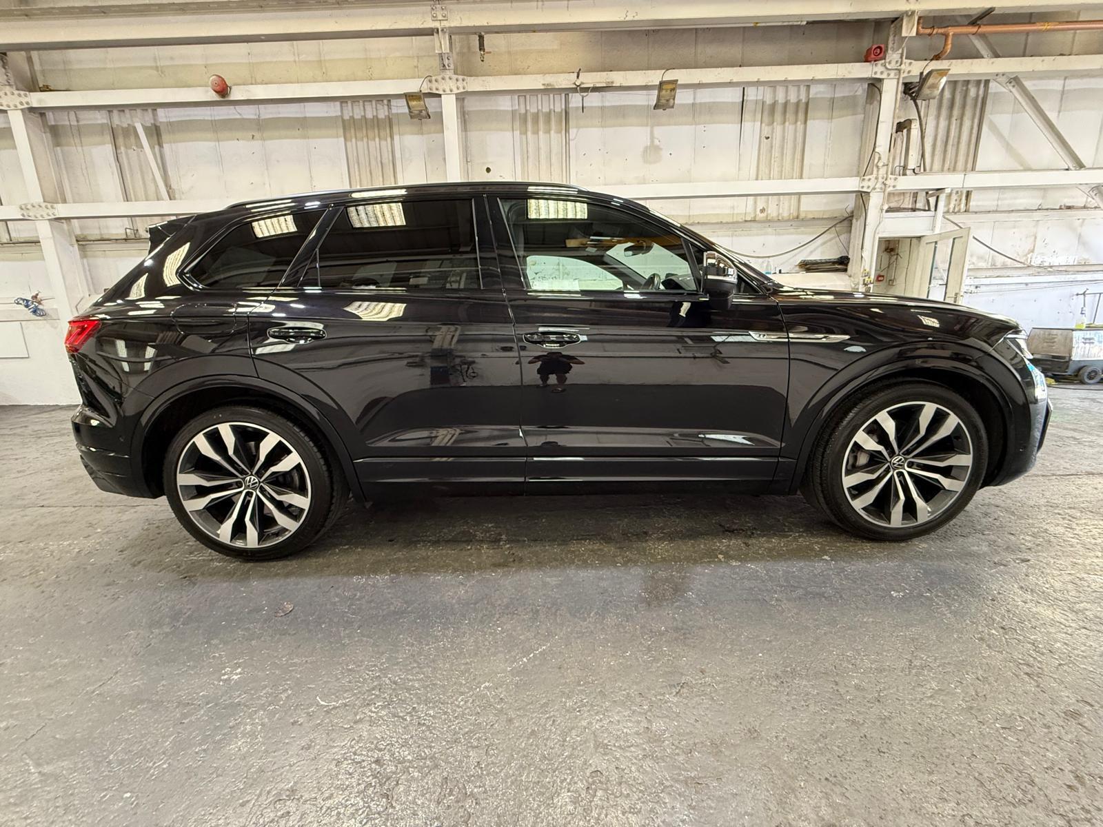 Volkswagen Touareg - Image 13