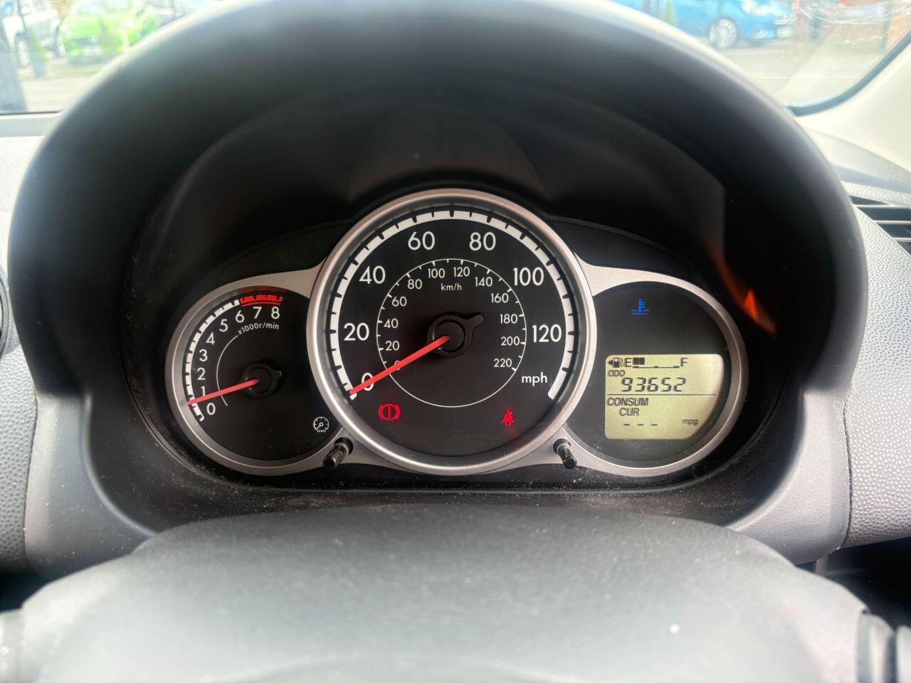 Mazda MAZDA2 - Image 15