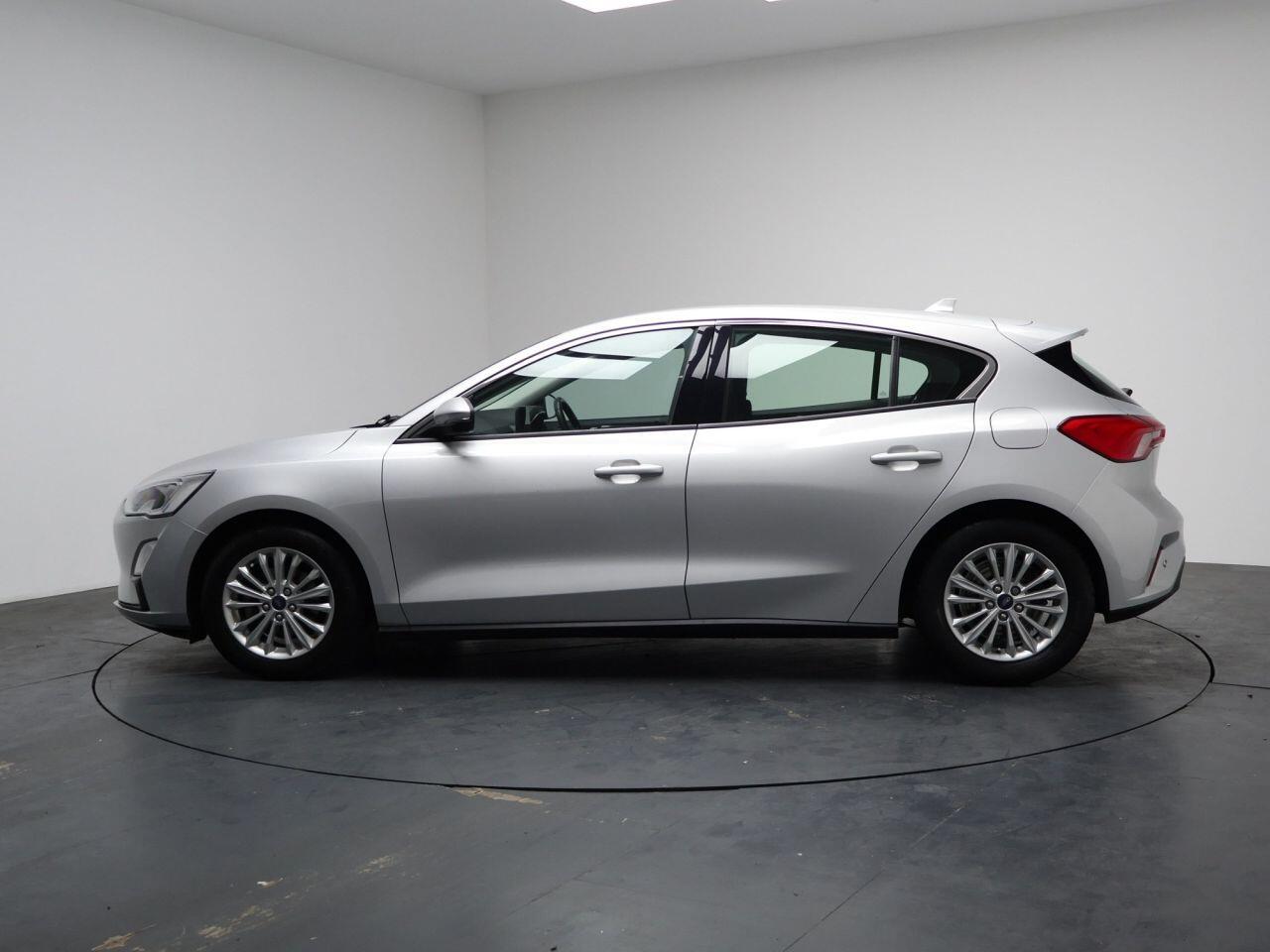 Ford Focus - Image 12