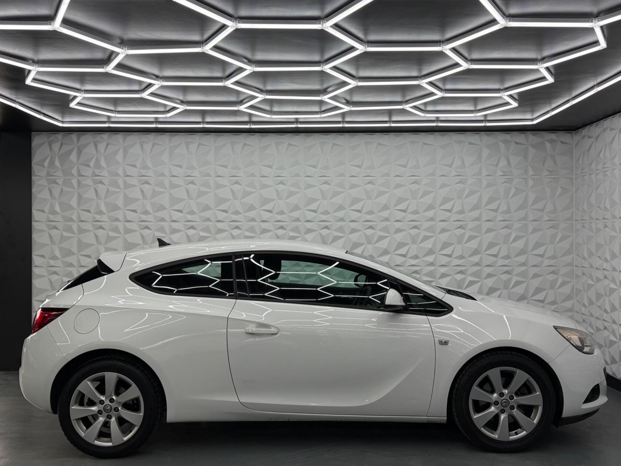 Vauxhall Astra GTC - Image 11