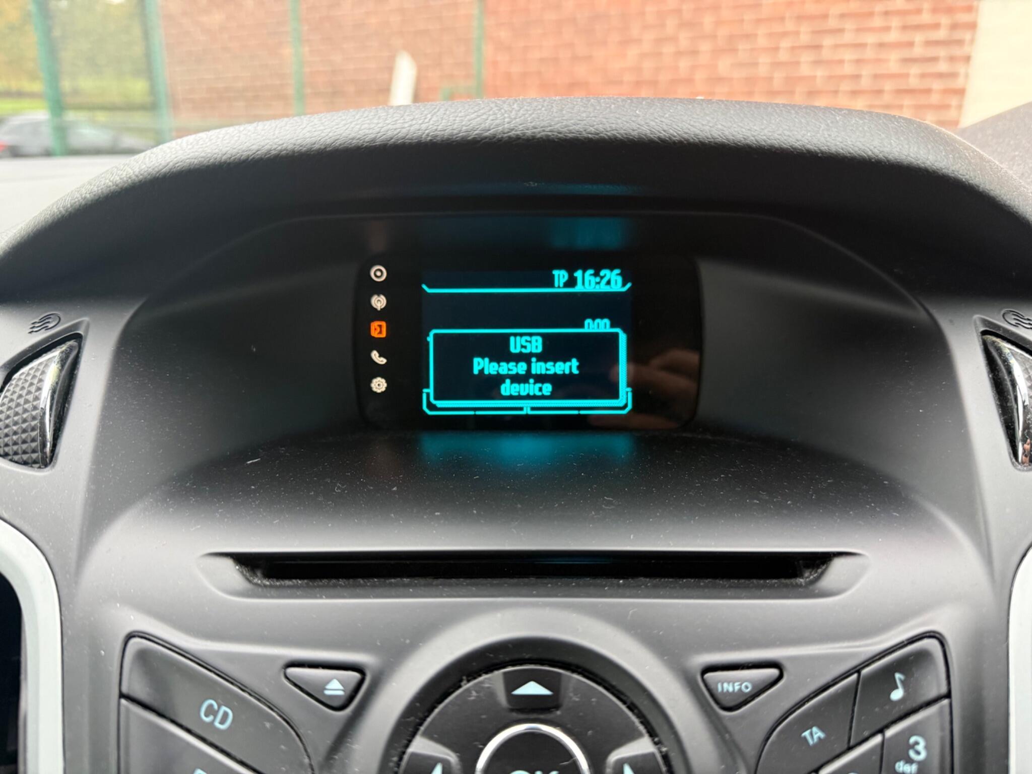 Ford Focus - Image 12