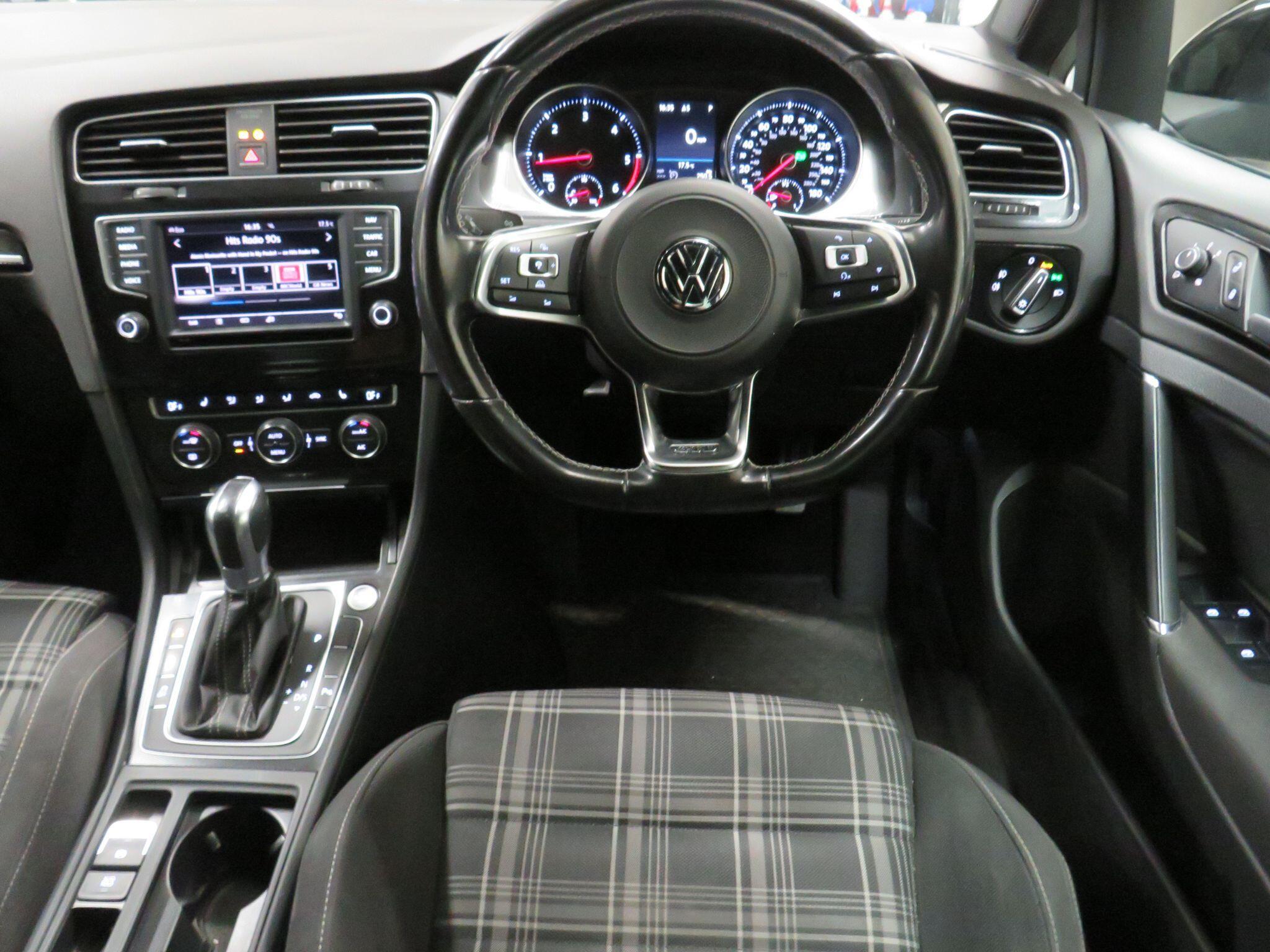 Volkswagen Golf - Image 13