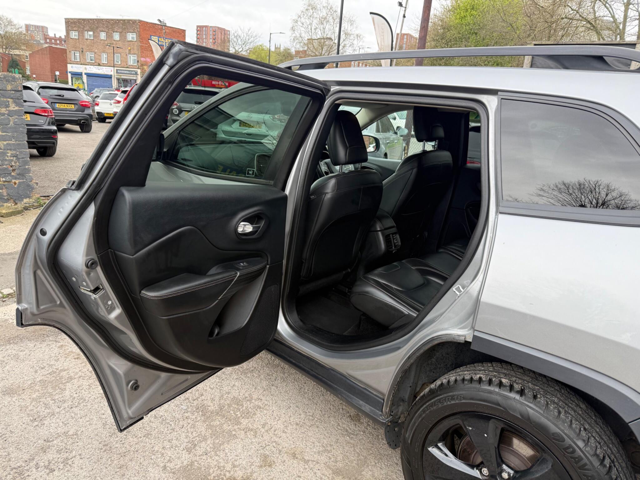 Jeep Cherokee - Image 29