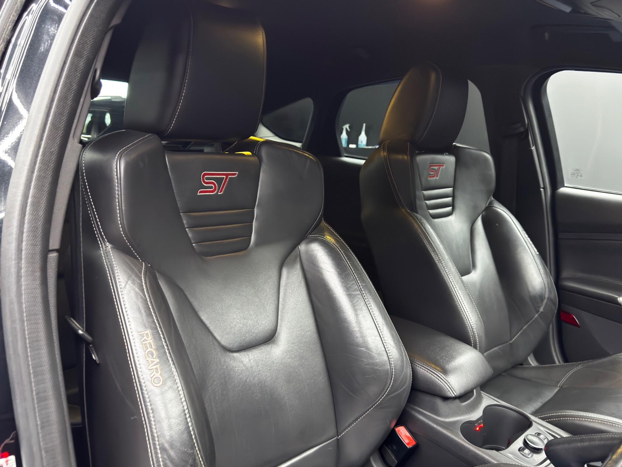 Ford Focus - Image 12