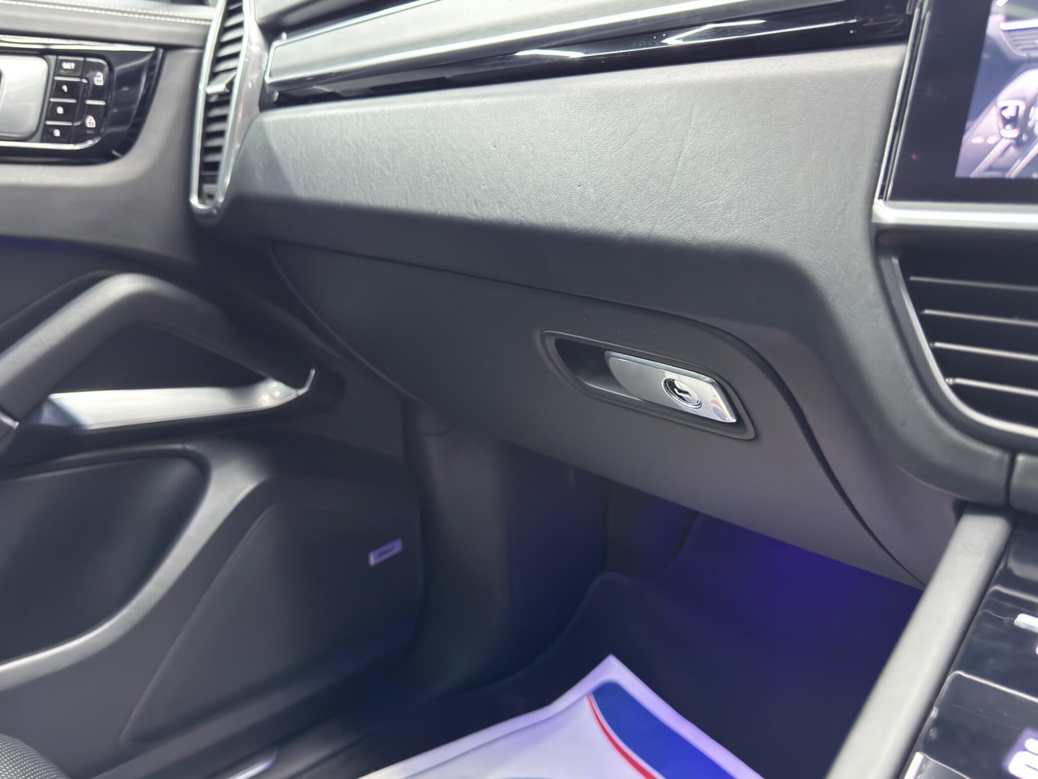 Porsche Cayenne - Image 40