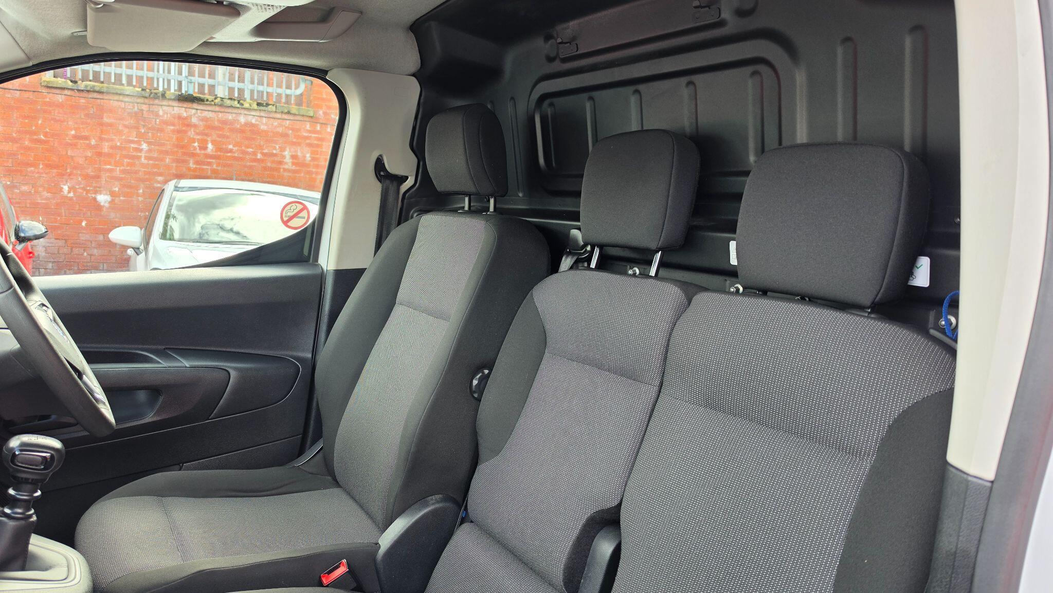 Vauxhall Combo - Image 15
