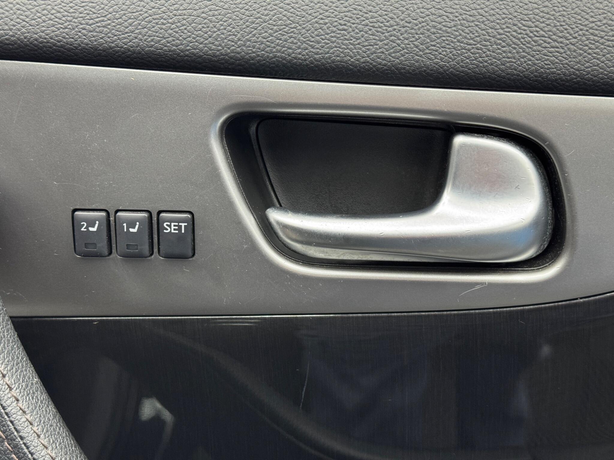 Infiniti QX70 - Image 40