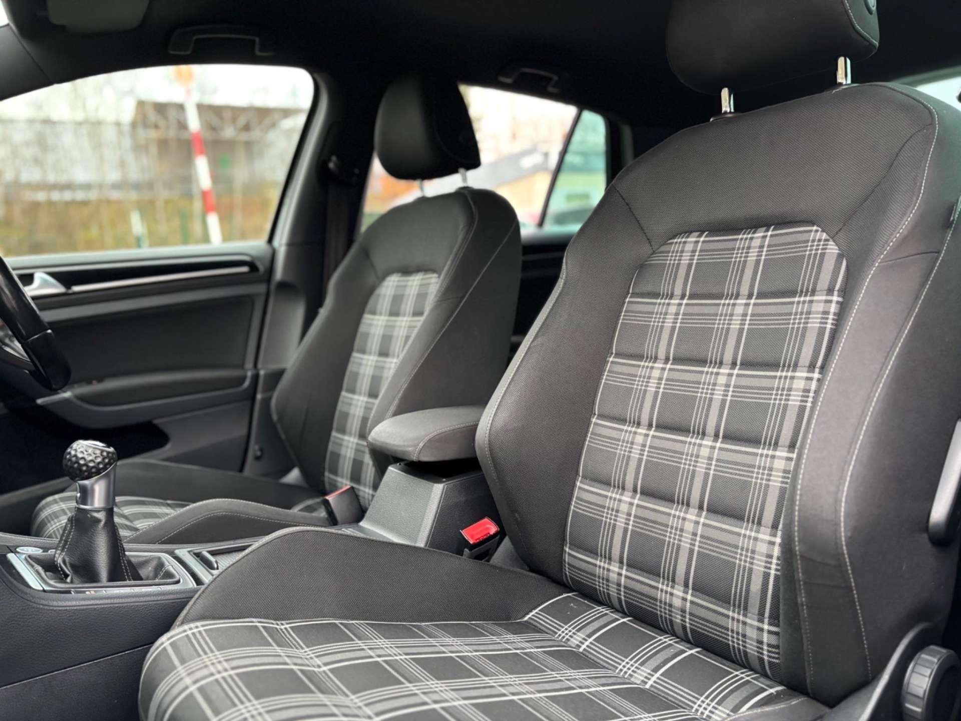 Volkswagen Golf - Image 33