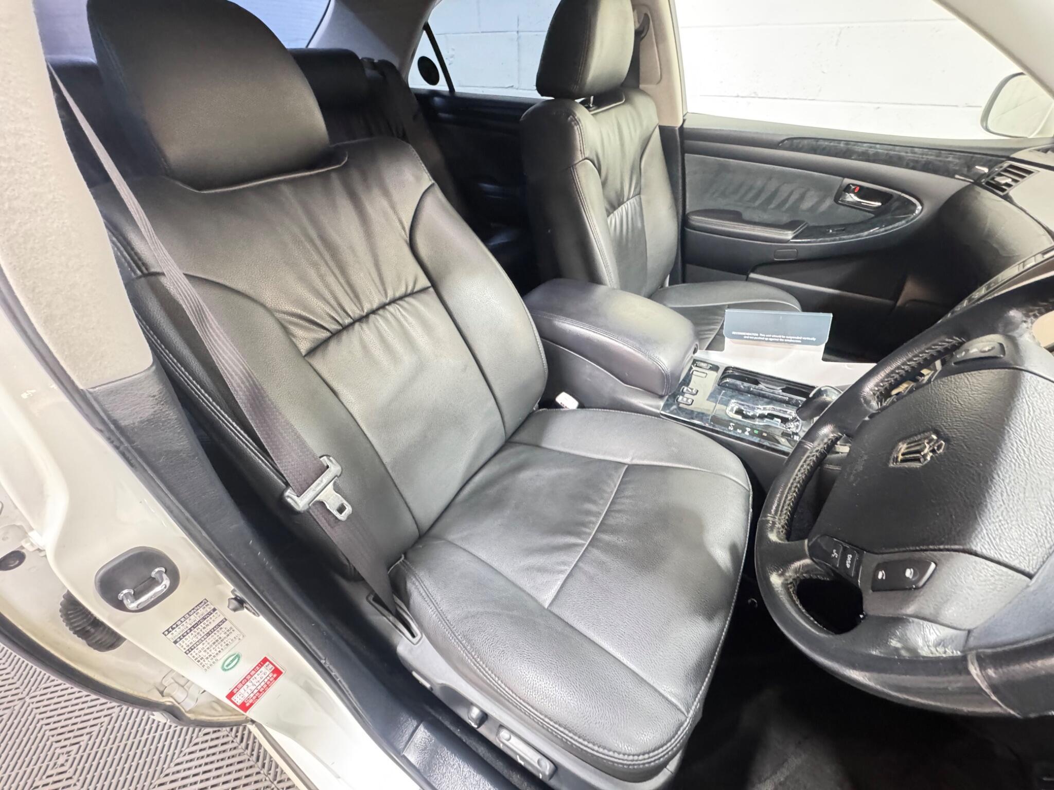 Toyota CROWN - Image 8