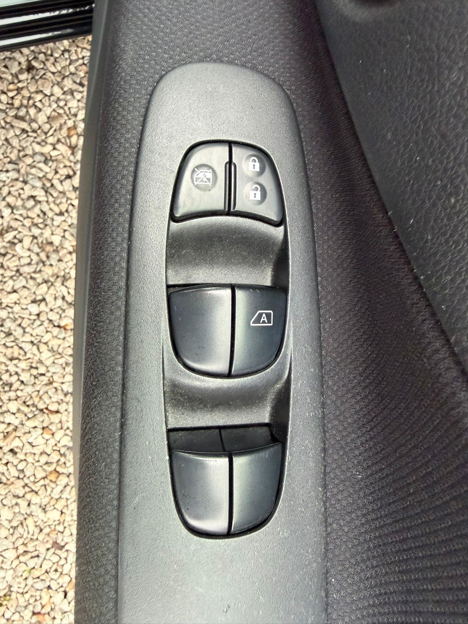 Nissan Serena - Image 14