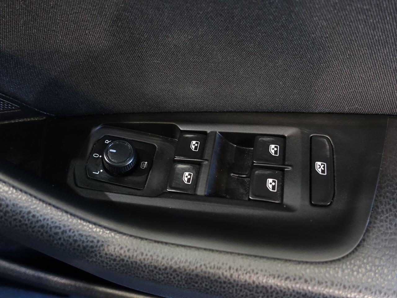 Volkswagen Passat - Image 26