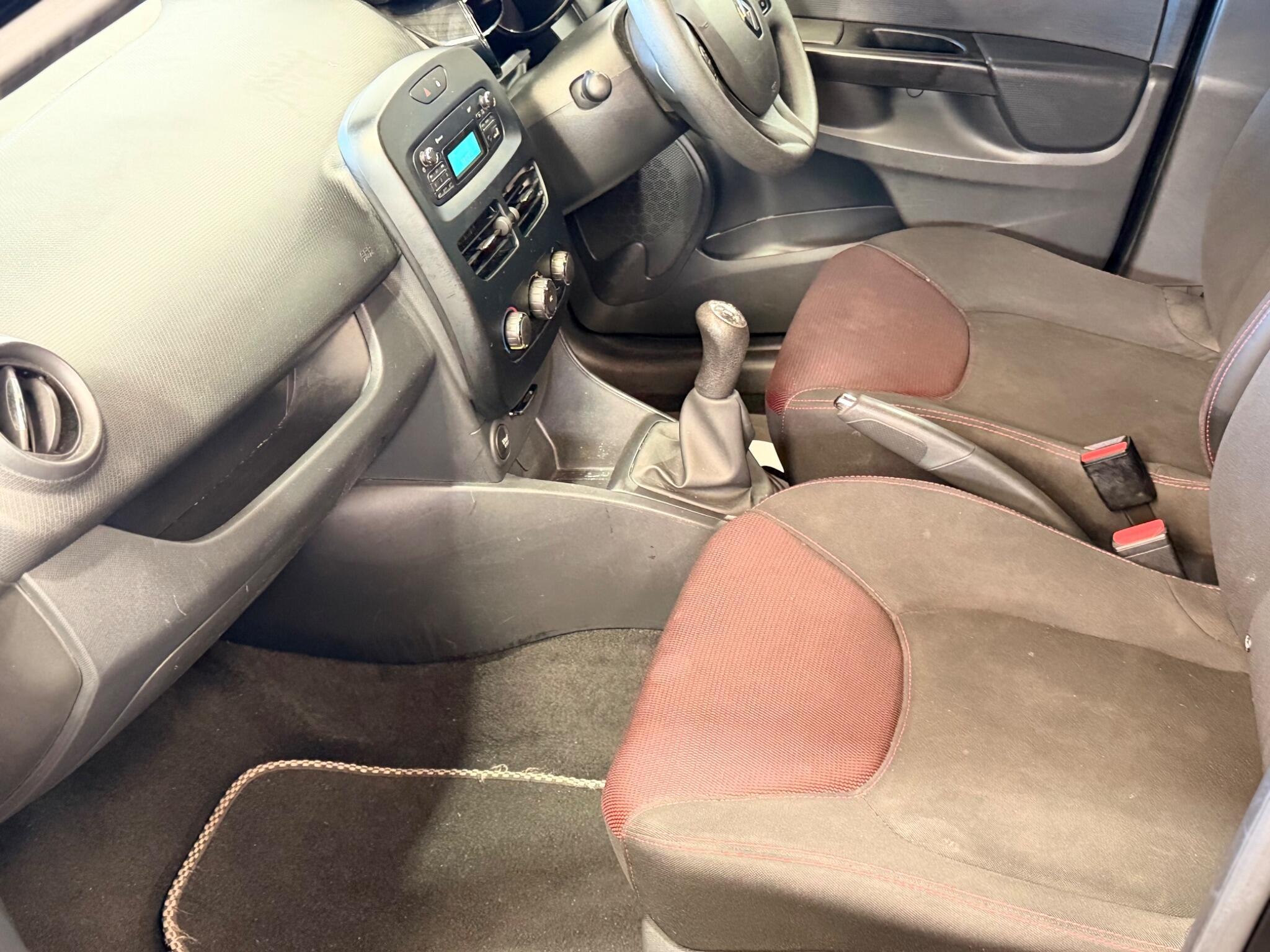 Renault Clio - Image 25