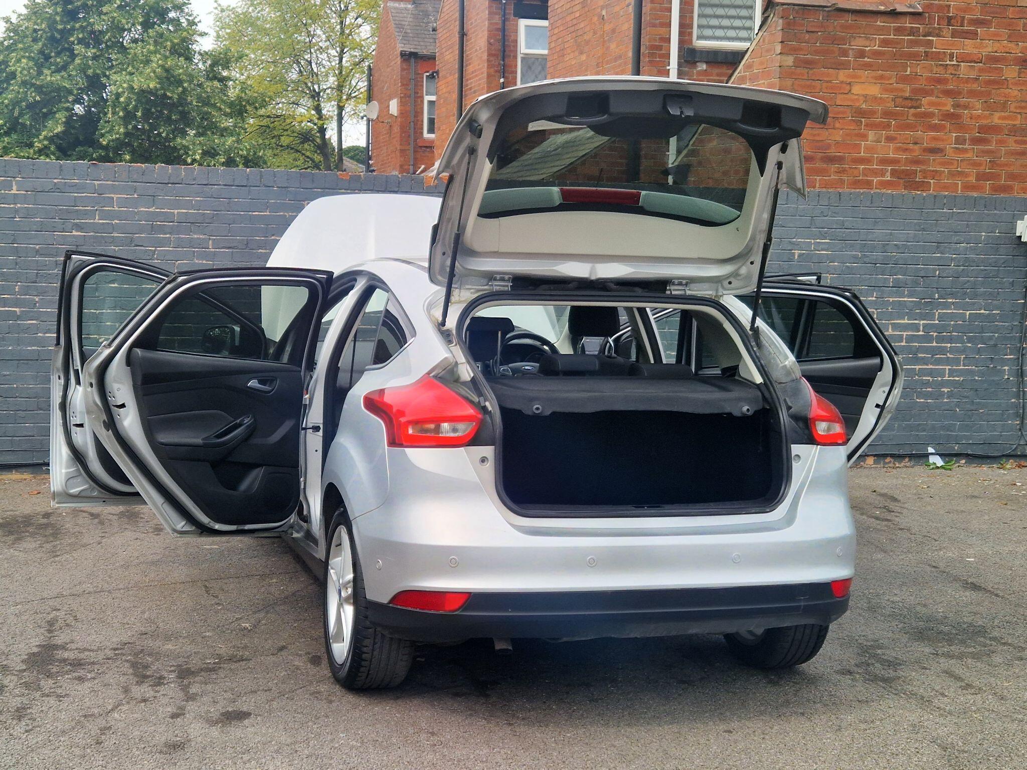 Ford Focus - Image 19