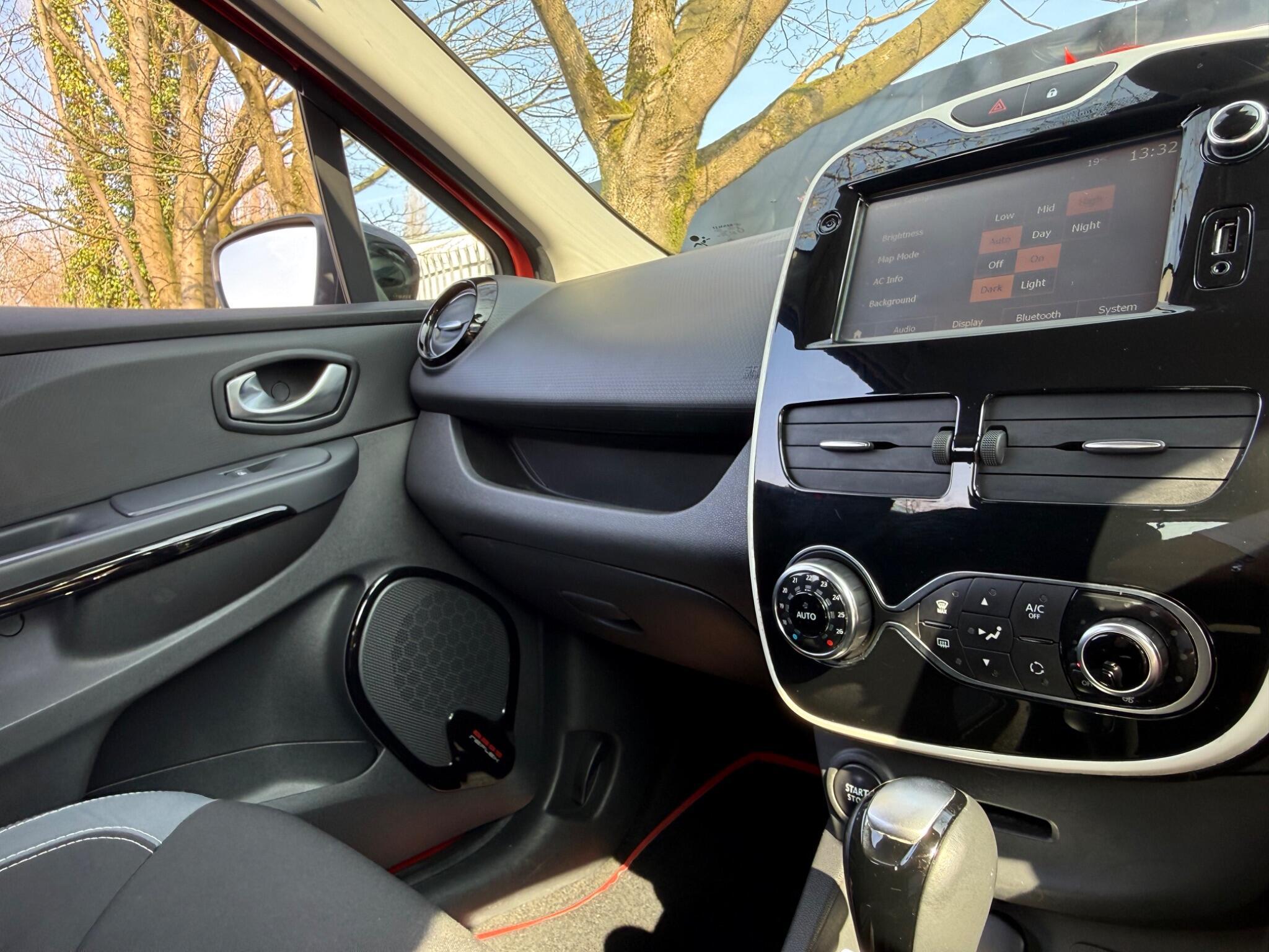 Renault Clio - Image 19