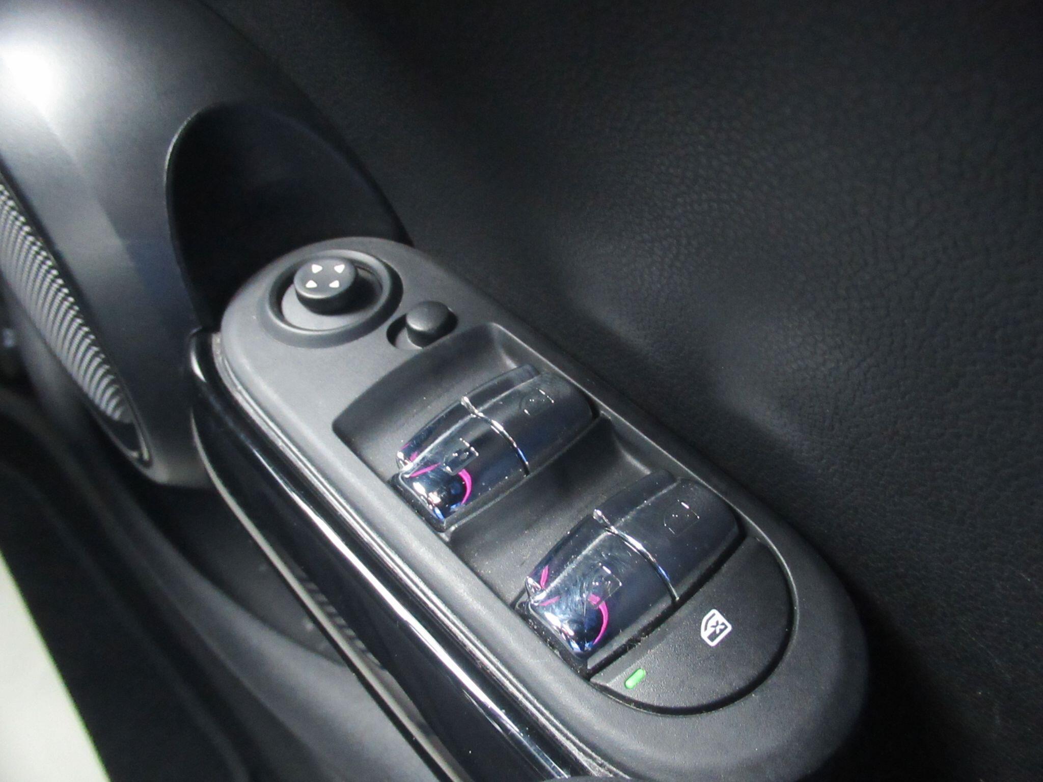 MINI Hatch - Image 32